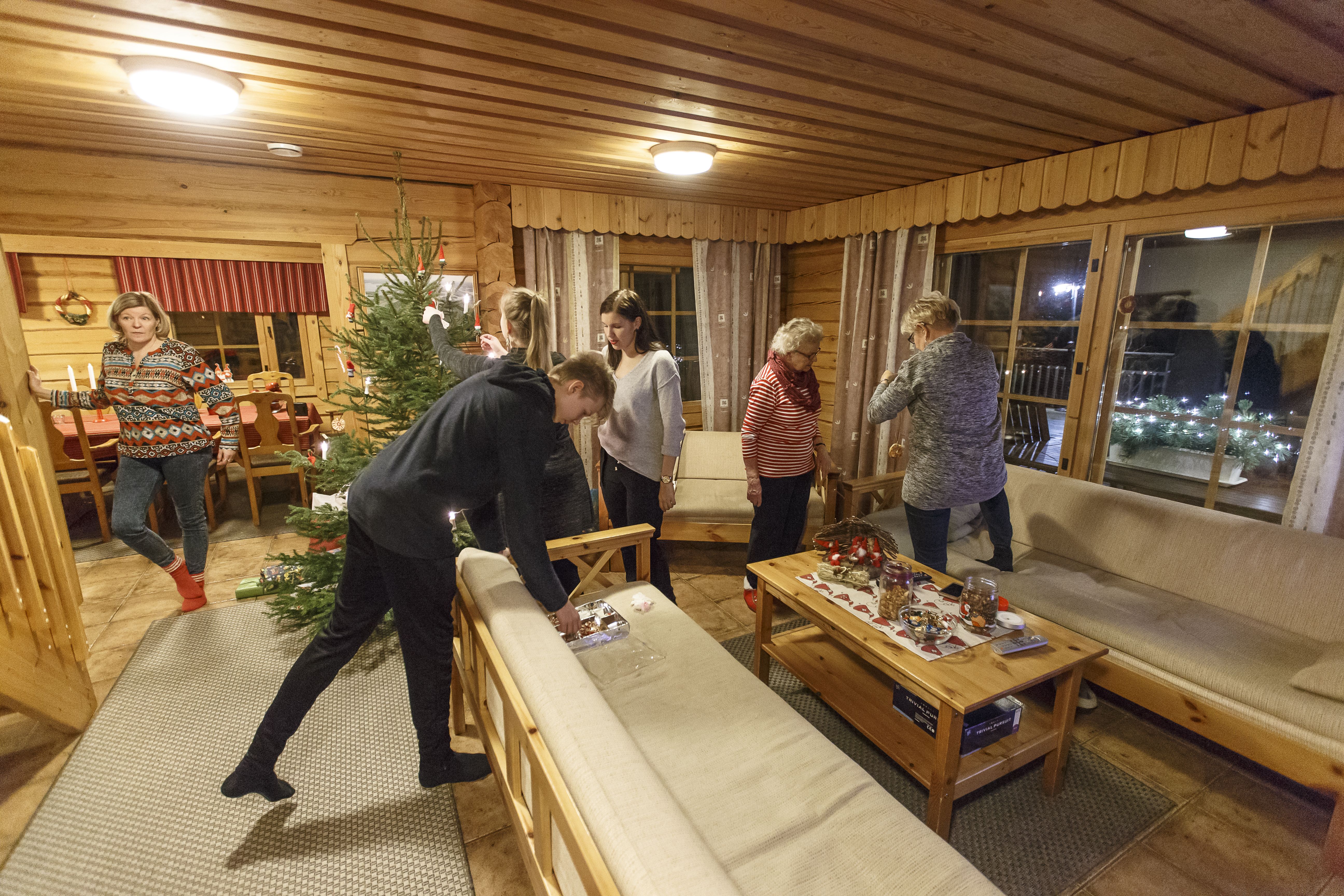 Kuvassa vasemmalla Pirjo, etualalla Elmeri. Suvetar ja Kaisa koristelevat kuusta.
