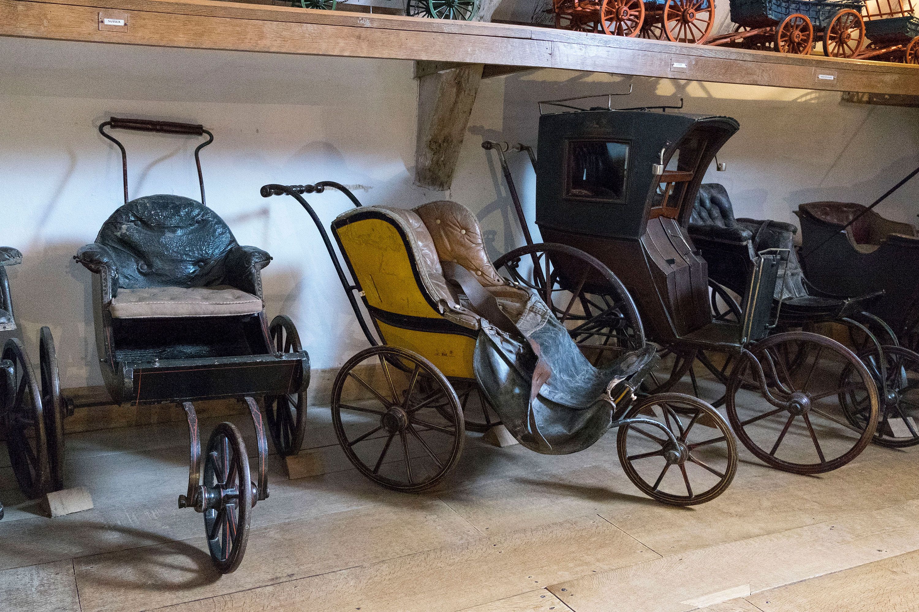 Snowshillin kartanossa näkee entisajan kulkupelejä.