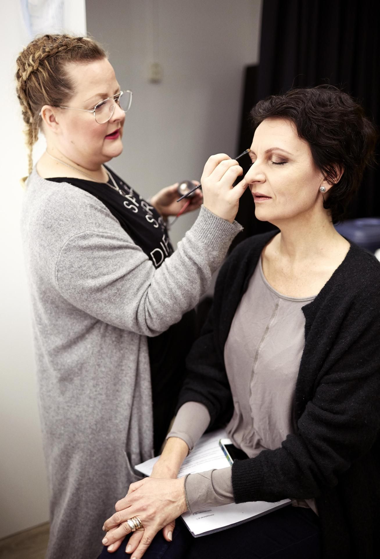 Nina Honkanen tekee Chrisselle huolitellun kuvausmeikin.