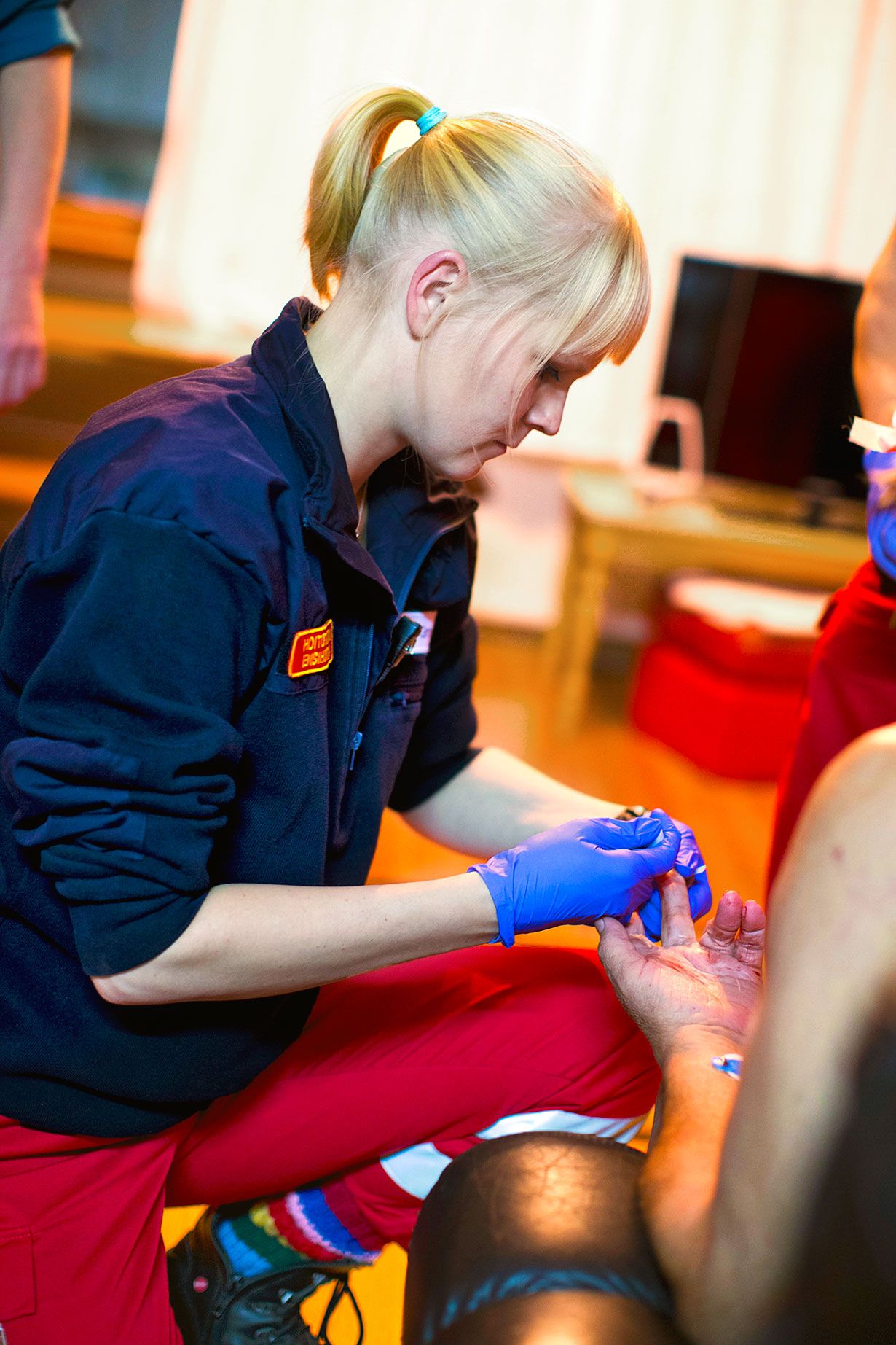 Susanna ottaa verikokeen Matti Lönniltä.