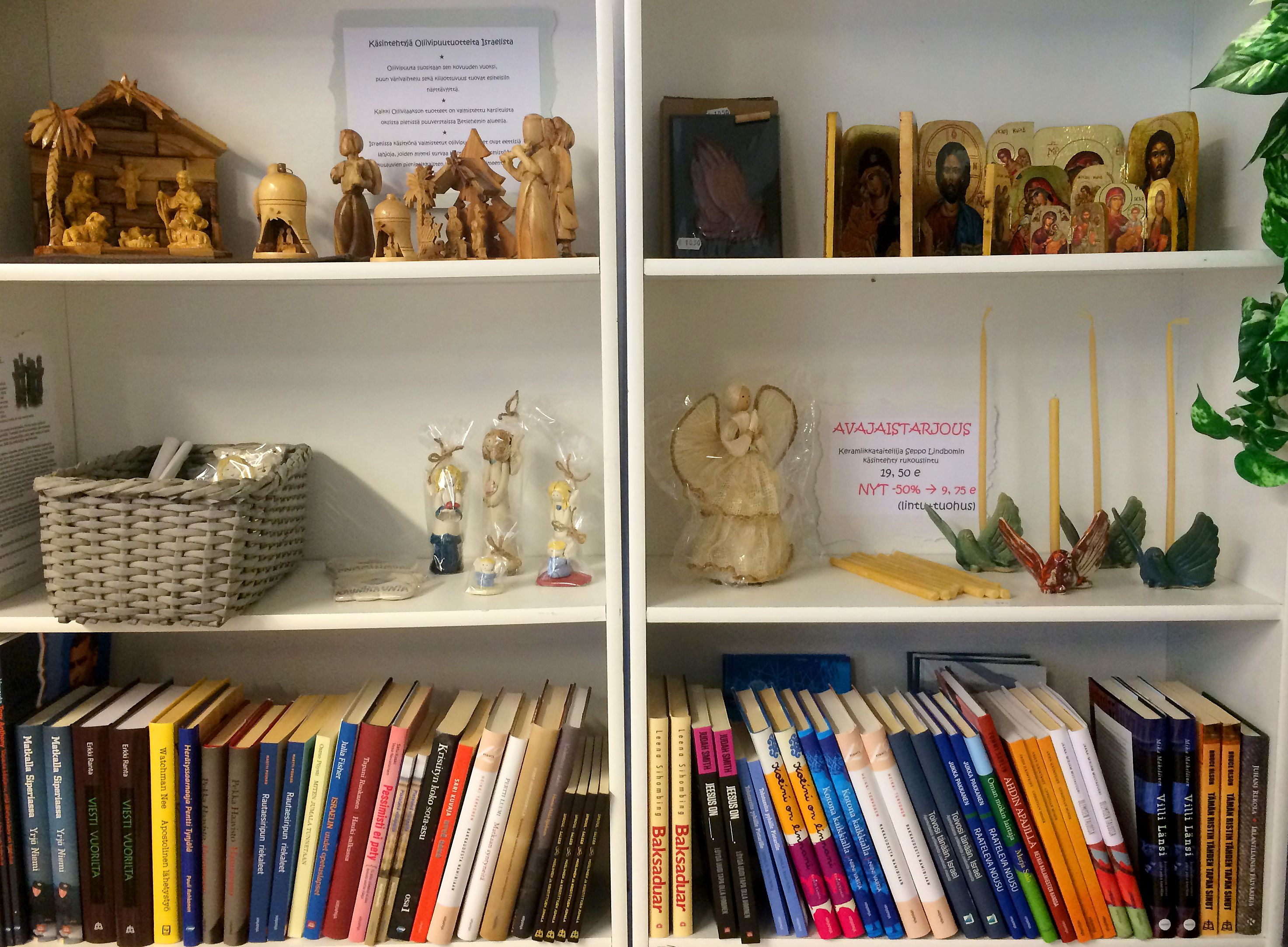 Biblia on paljon muutakin kuin Raamattu-kauppa, sillä kirjojen lisäksi valikoimissa on myös koriste-esineitä, kertoo Hanna Lyttinen.