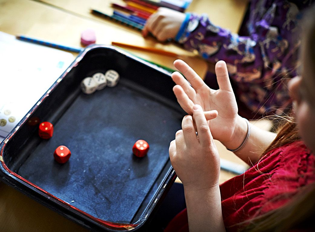 Matikkaa voi opetella pelaten. Arpakuutioiden avulla lasketaan yhteen.