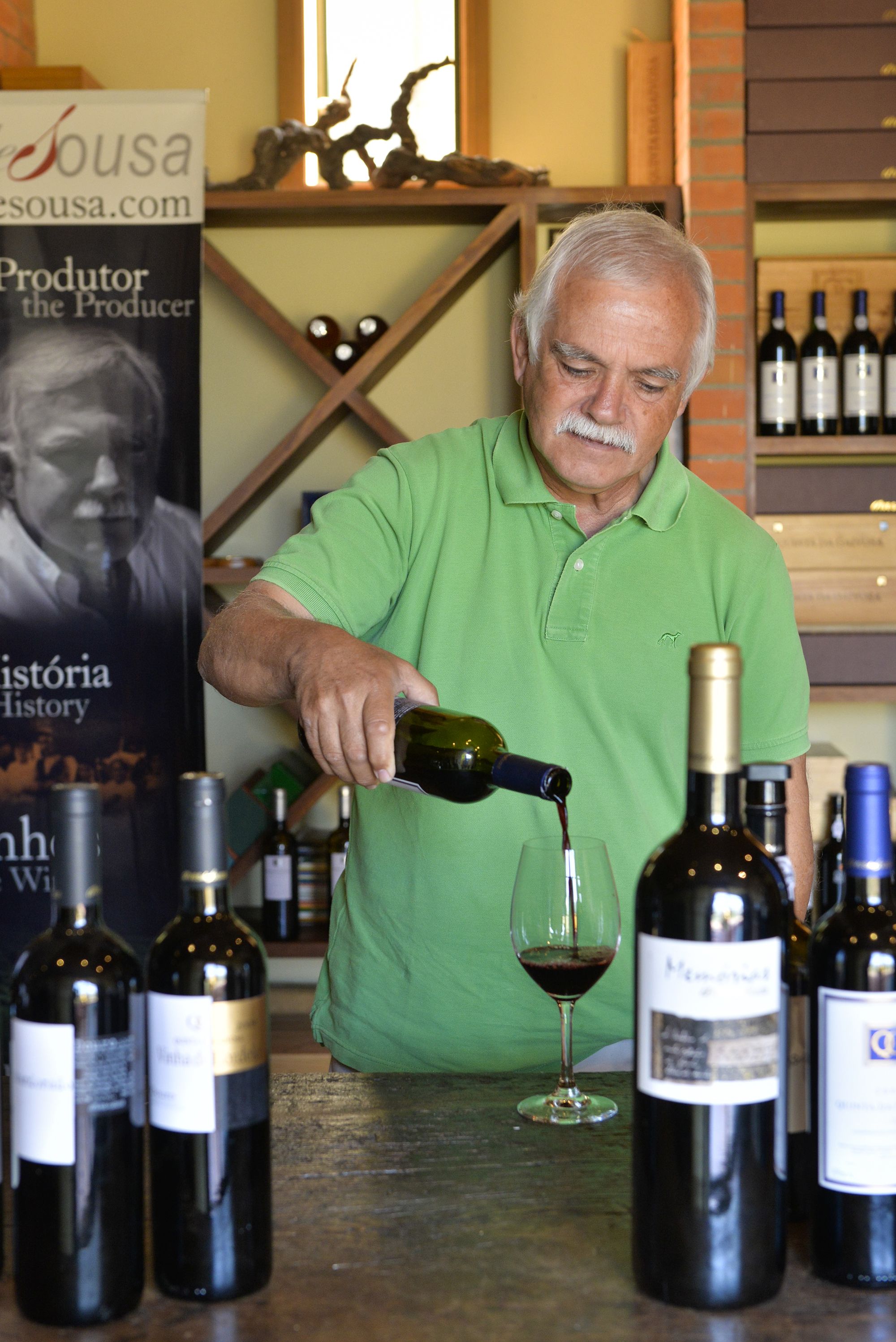 Quinta da Gaivosan isäntä Domingos Alves de Sousa, 66, tarjoaa mieluusti viiniä vierailleen.