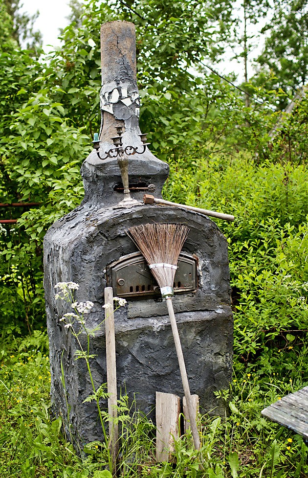 Kuvanveistäjän rakentama pizzauuni.