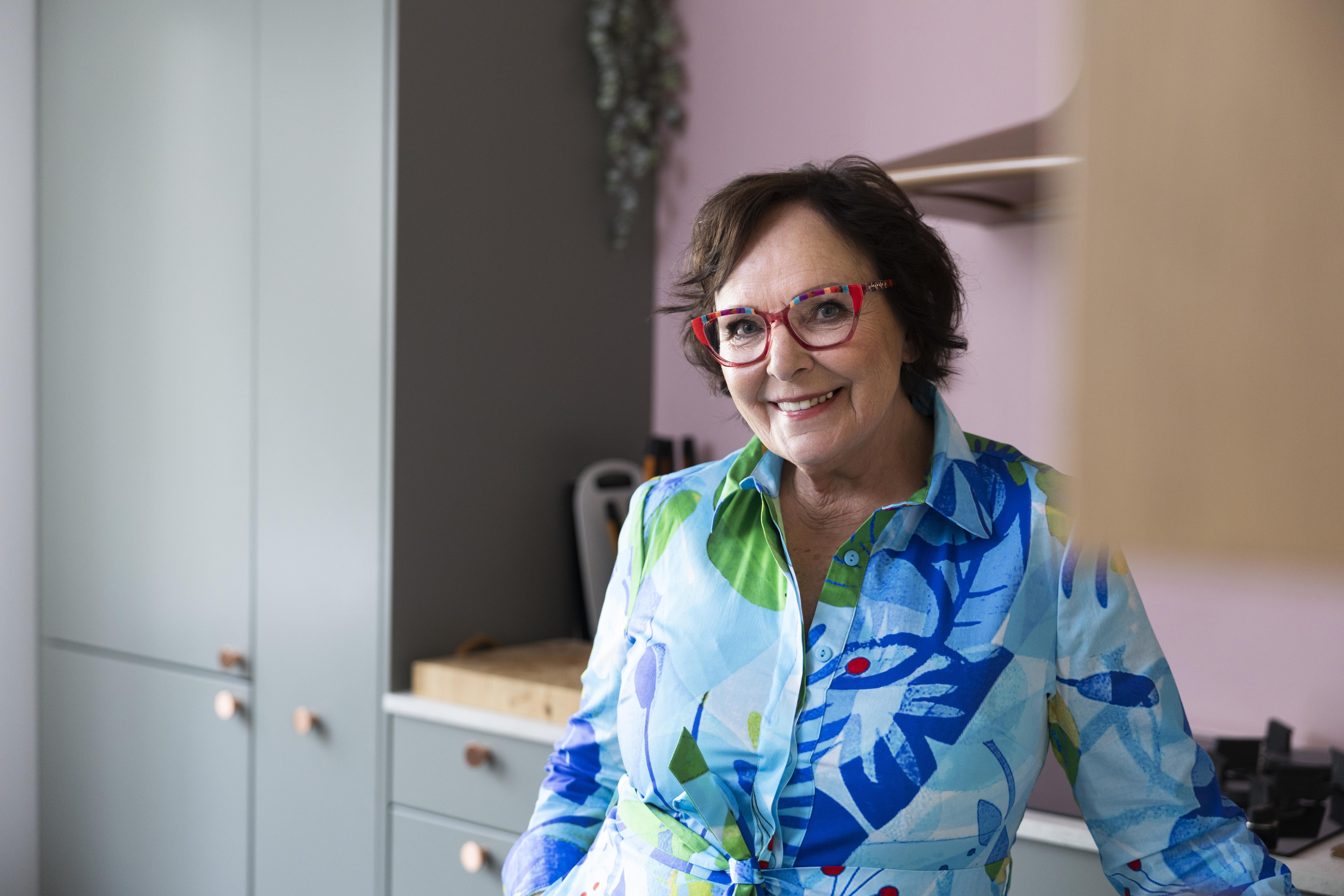 "Naisen ei tarvitse odotella miehen aloitetta. Kannattaa olla rohkea ja uskaltaa. Eihän siinä mitään menetä", Kaija Pohjola miettii. 