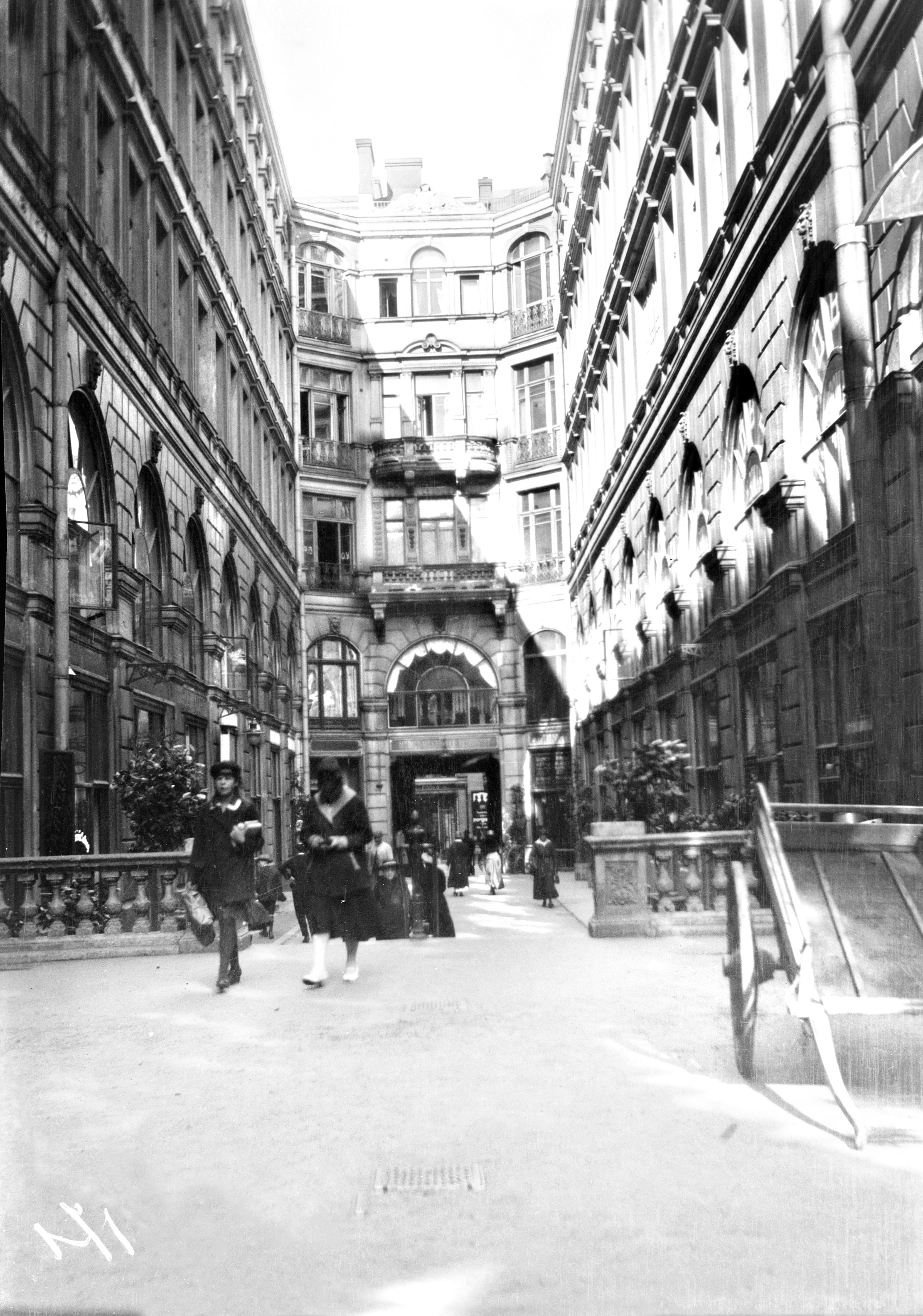 Wreden pasaasi 1910-luvulla. Monia koriste-elementtejä on sittemmin purettu.