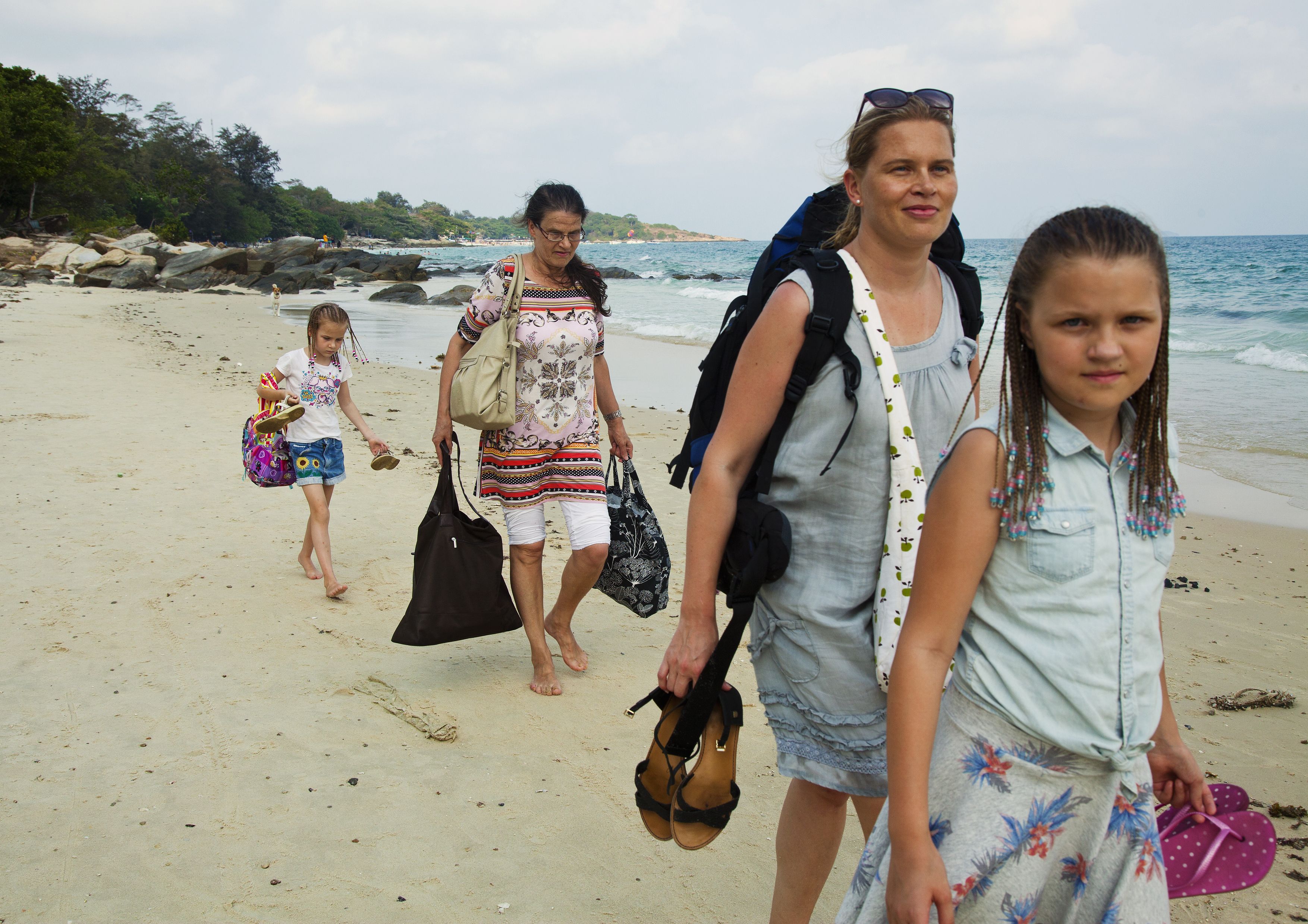 Mummi&nbsp;Maire Koponen, 62, tytöt Dania Maoz, 10, ja Eden Maoz, 7, sekä tyttöjen äiti Ninarose Maoz.