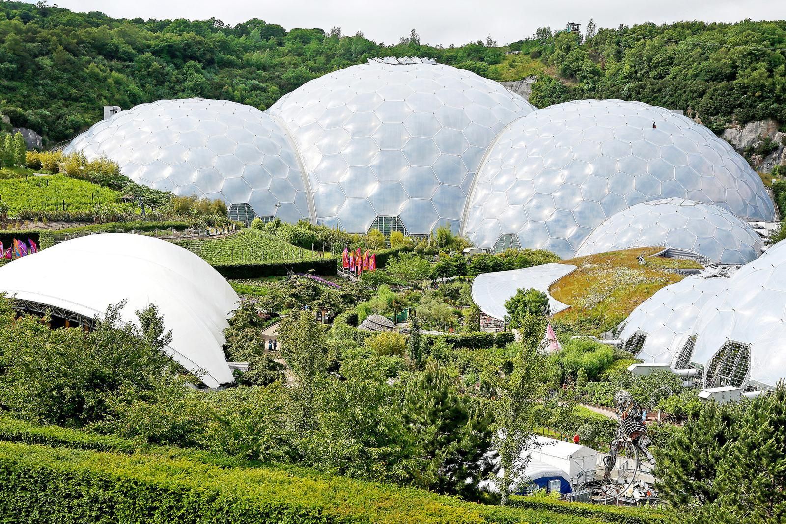 Eden Projectin jättimäiset kasvihuoneet sijaitsevat Cornwallissa.