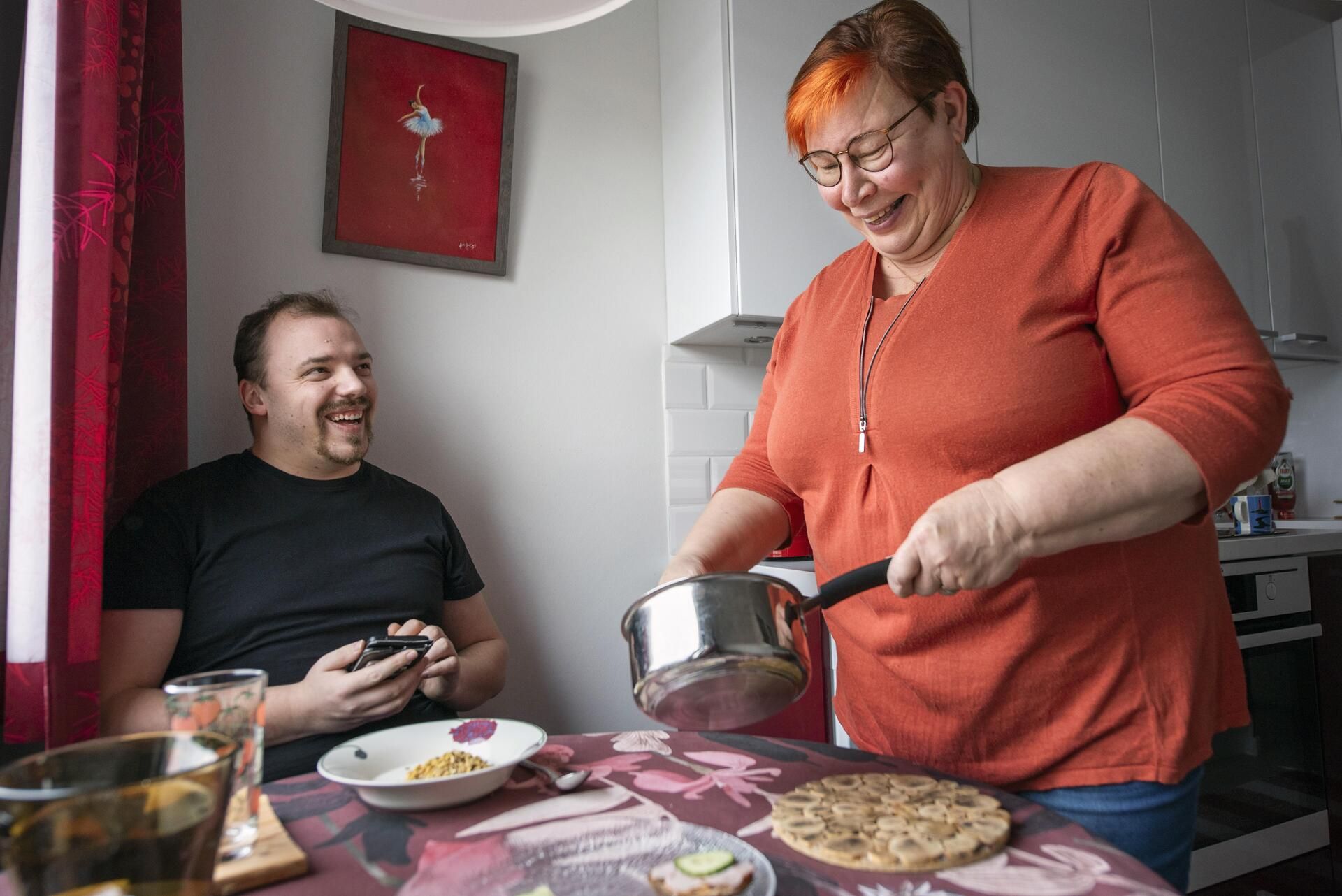 Christian soittaa Paulalle ja Eerolle monta kertaa viikossa ja ajelee Pusulasta Riihimäelle ­kylään.&nbsp;