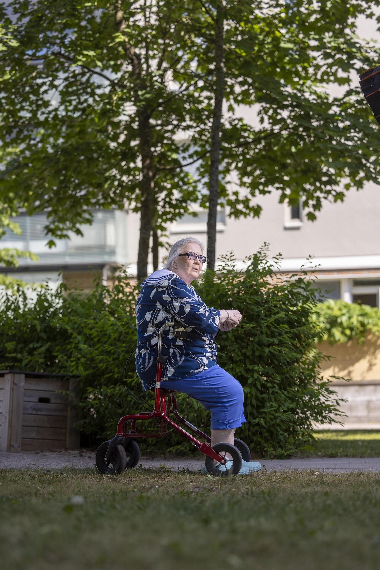 Kesällä Tuula pääsee ulos rollaattorin avulla. Talvella on turvauduttava taksiin.