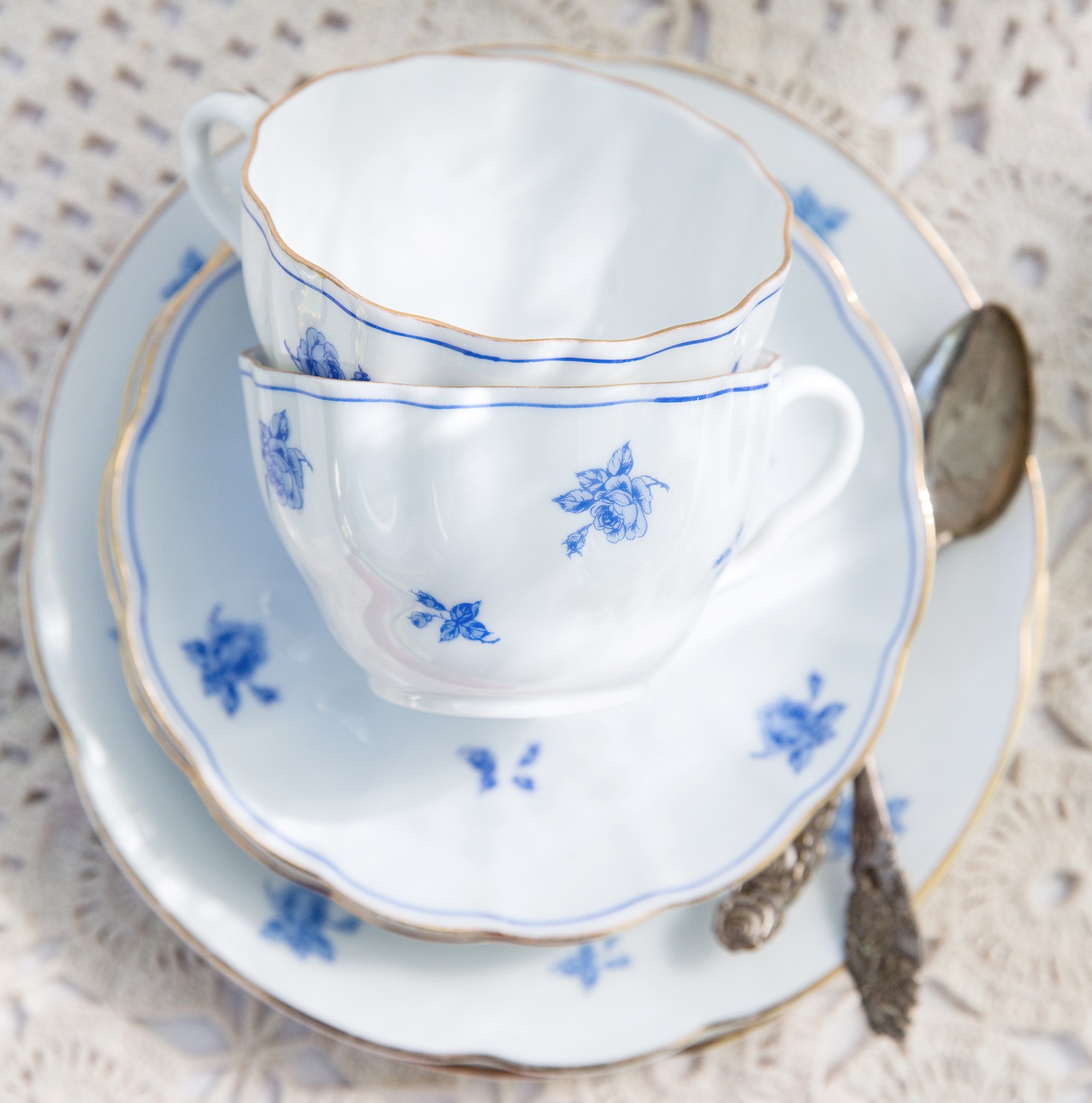 OB-malliston kukkakoristeet leimattiin sabloonalla. 