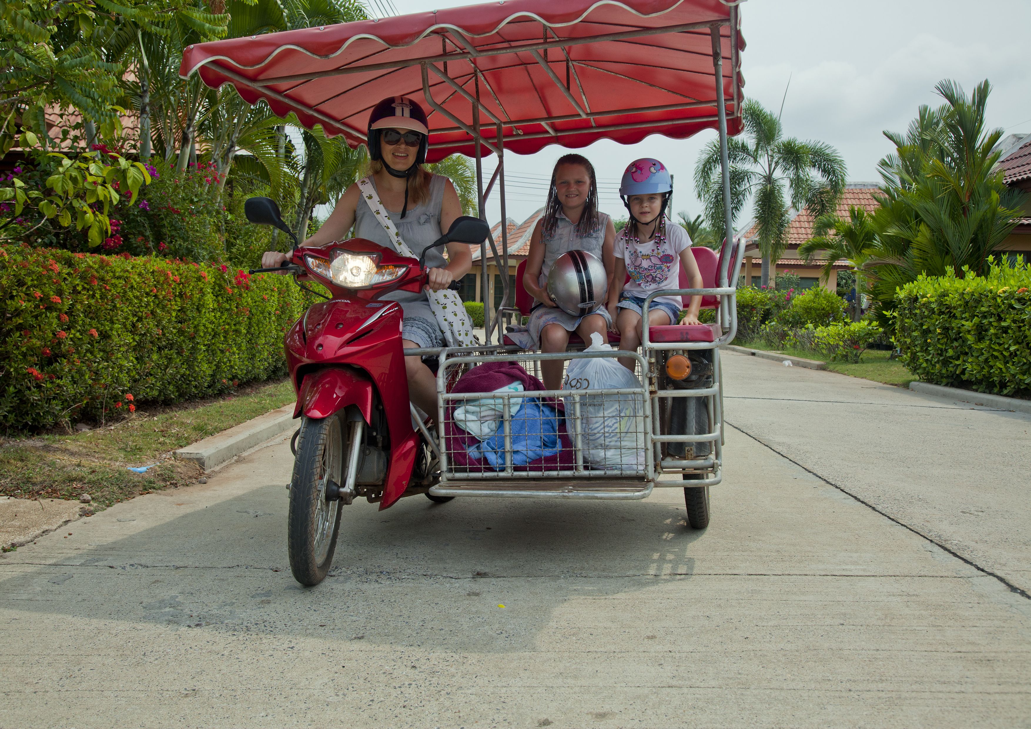 Arkailun jälkeen perhe vuokrasi sivuvaunuskootterin.