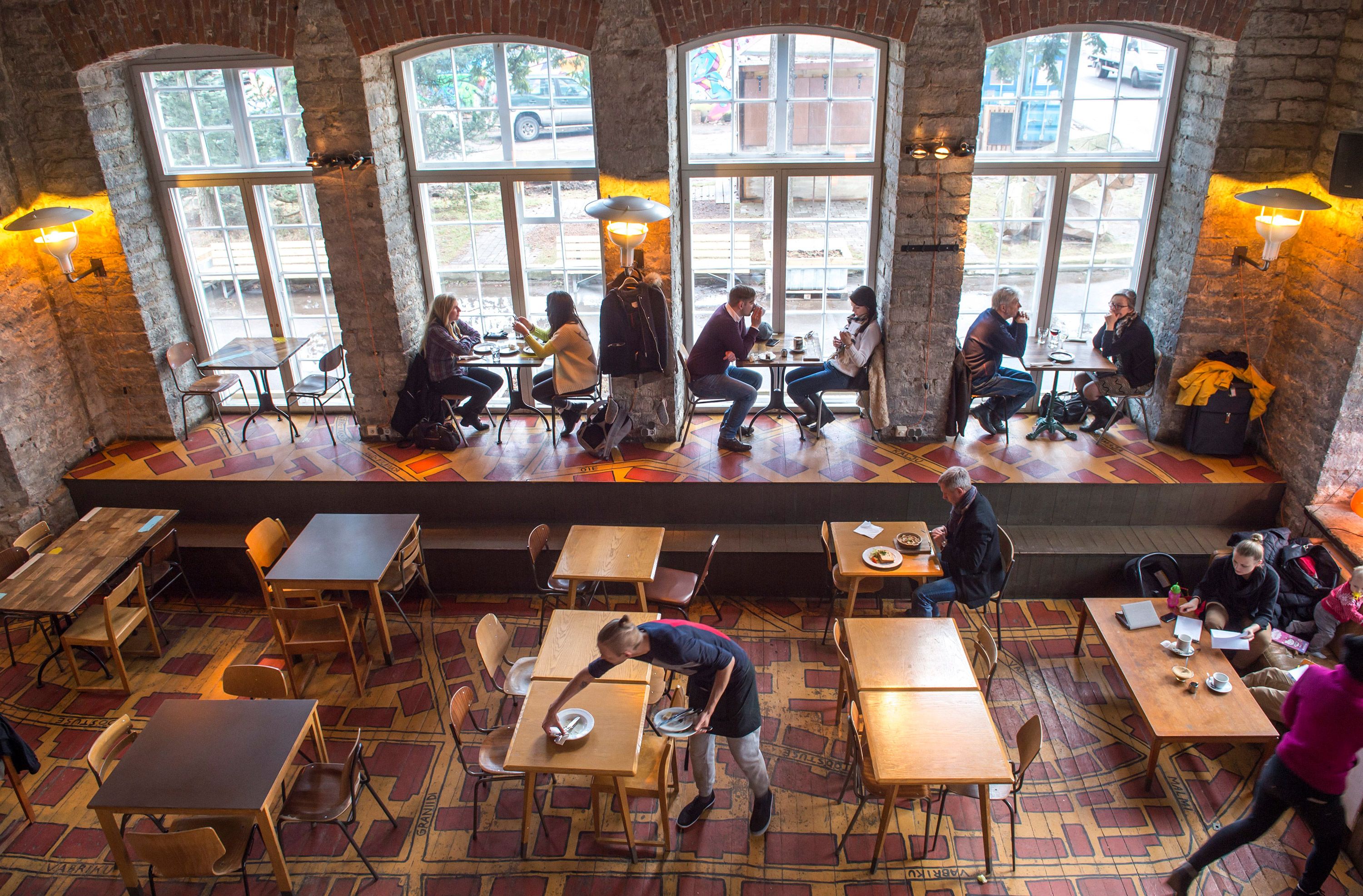 Telliskiven F-Hoone-ravintolassa voi istua ikkunalaudalla ja lapset saavat lainata puukenkiä.