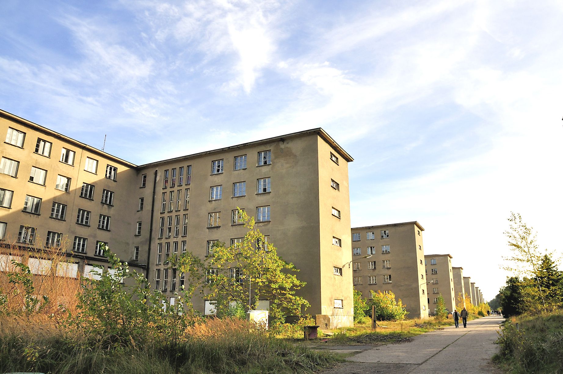 Prora on pää­asiassa ränsistynyt ja tyhjillään. Pikkuosia on kunnostettu, yksi pätkä jopa loma-asunnoiksi. 