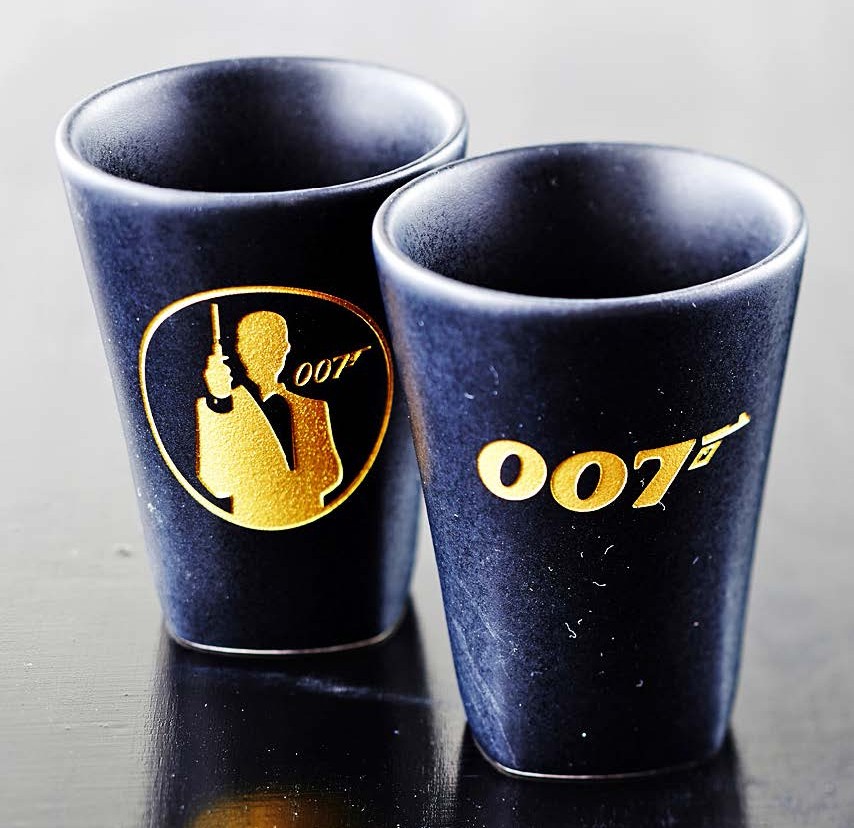 Matkamuistoksi hankitaan usein Bond-tavaraa, kuten shottilasit.