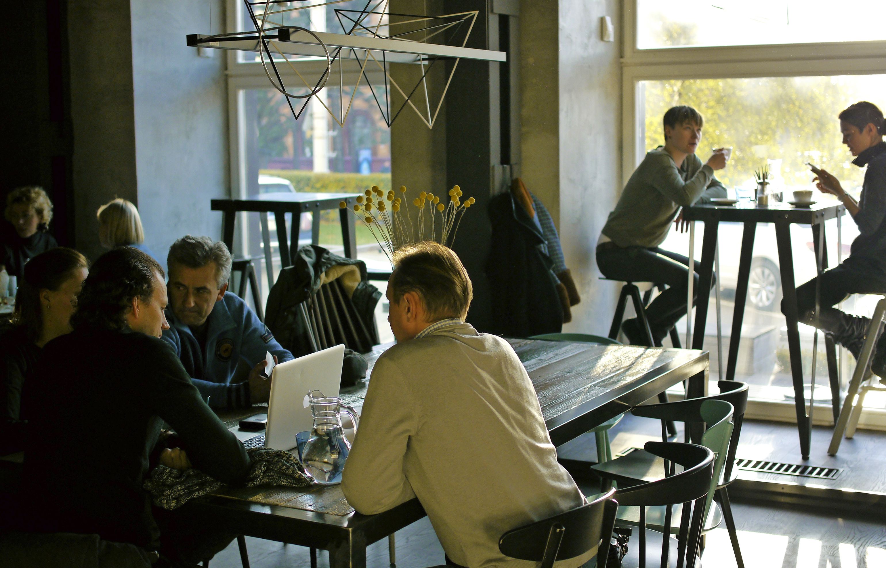 Keskustan kahvilat ja viininbaarit ovat suosittuja.