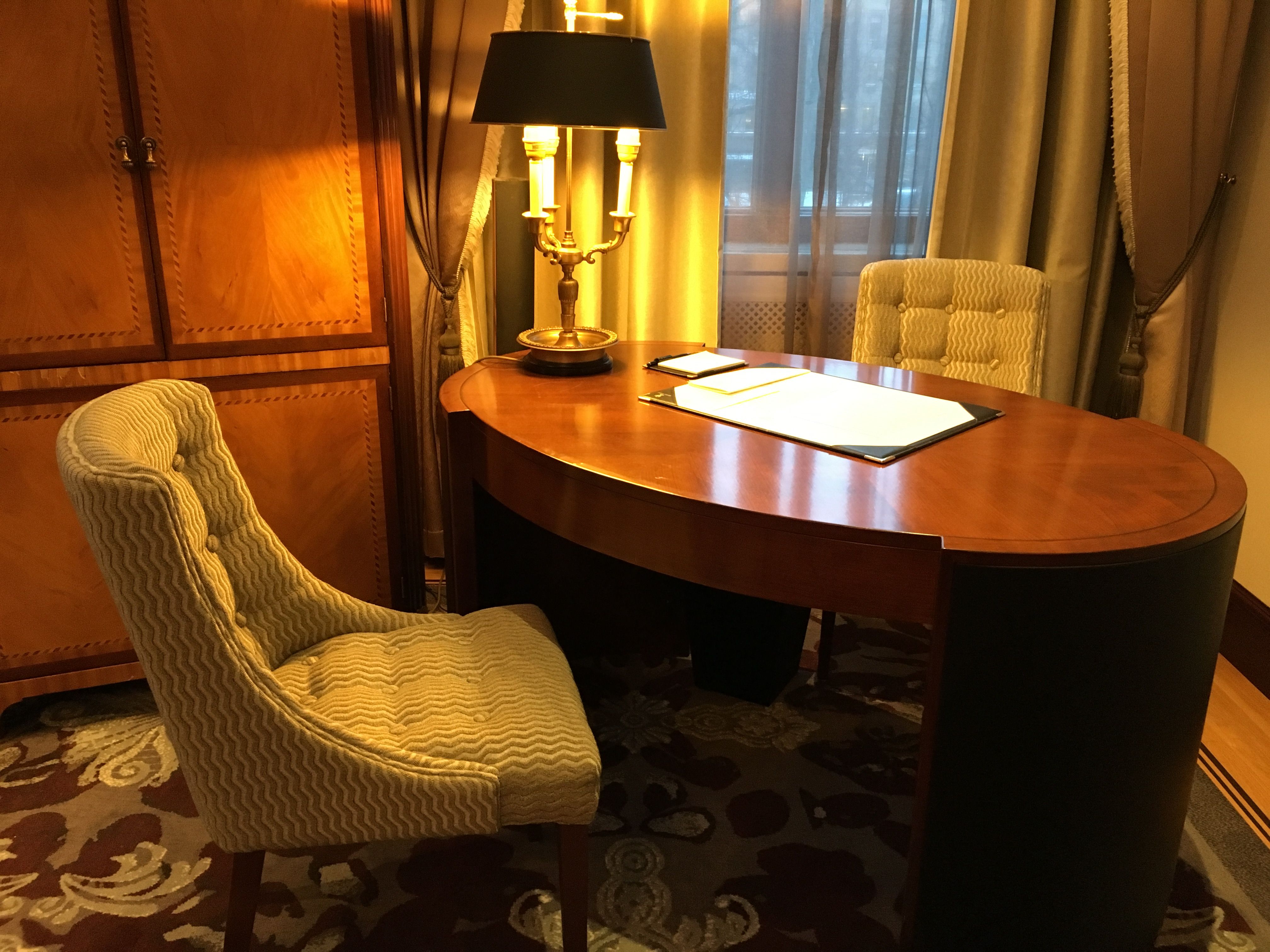 Pienemmän oleskeluhuoneen vakiokalusteisiin kuuluu kirjoituspöytä. 