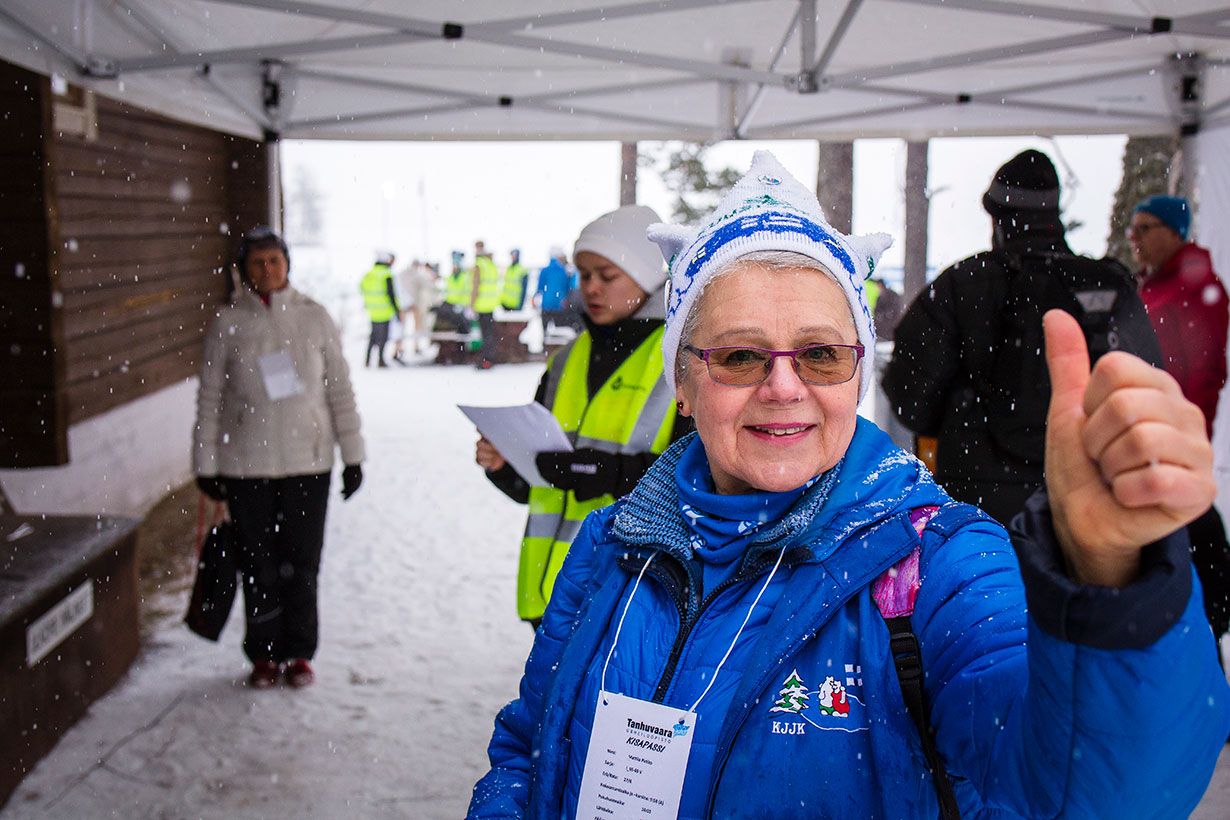 Avantouintikisapäivä alkaa käynnillä kisakansliassa. Sieltä saa kisapassin kaulaansa ja lähtötiedot, jotka ovat minuuttipeliä. Pukuhuoneessa klo 10.12, radalla klo 10.18, tätä tyyliä! 