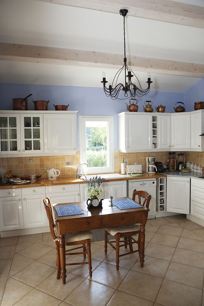 Keittiö on tilava ja valoisa. Täällä Pirkko leipoo ruisleipiä ja karjalanpiirakoita.