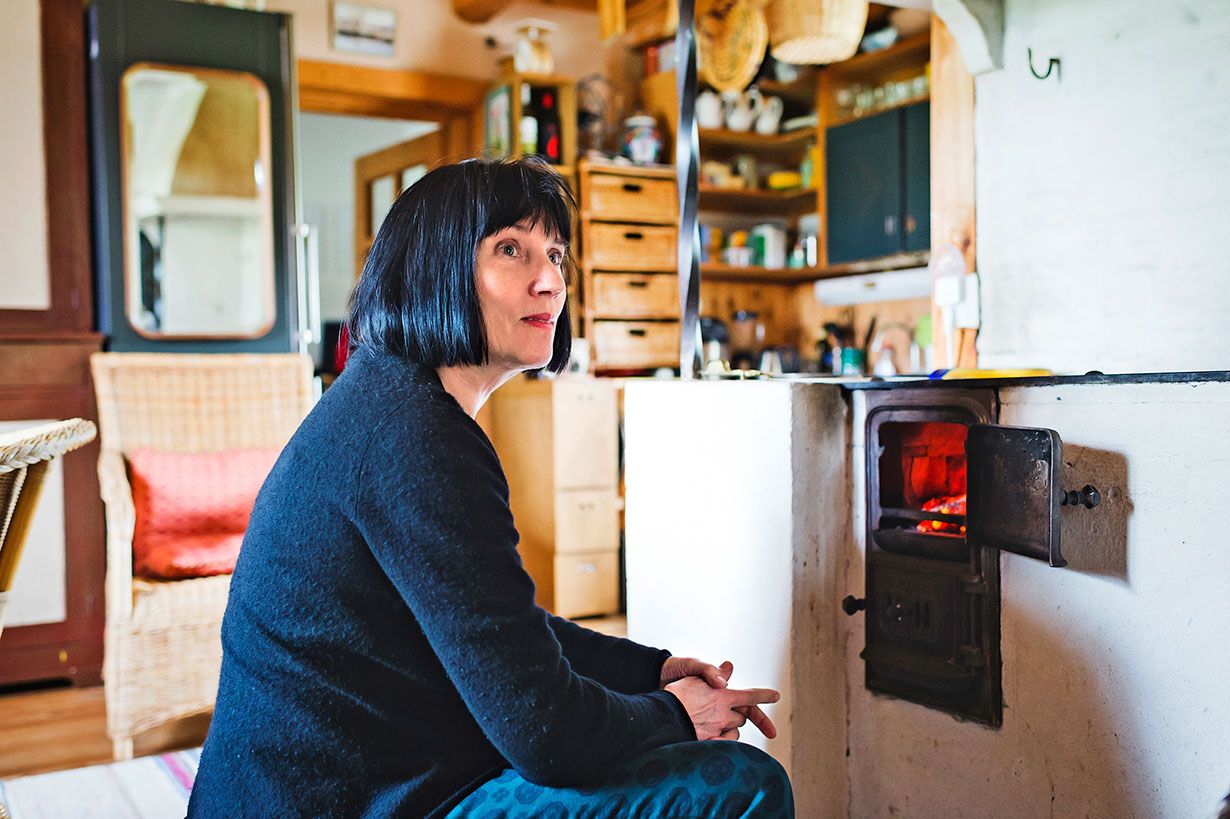 Ovi lapsuuteen. Annin takana avautuva ovi johtaa vanhaan, lapsuudesta tuttuun vilja-aittaan, joka on nyt Annin "haitekkihuone".