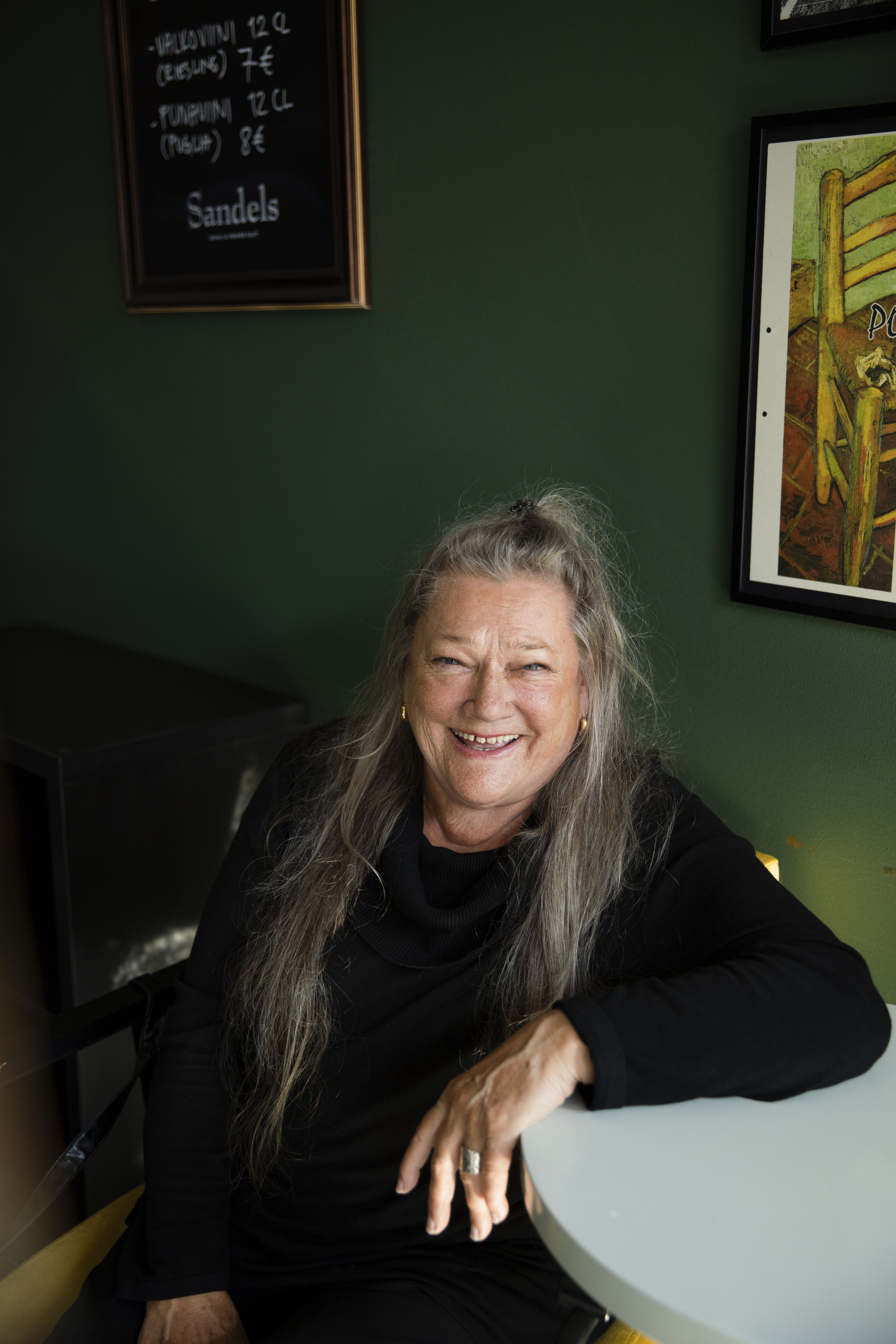 Marja-Leena Kouki on nähnyt, miten muistisairaus vie estot pois. – Jos itse sairastuisin, mitäköhän minun kuoreni sisältä paljastuisi?