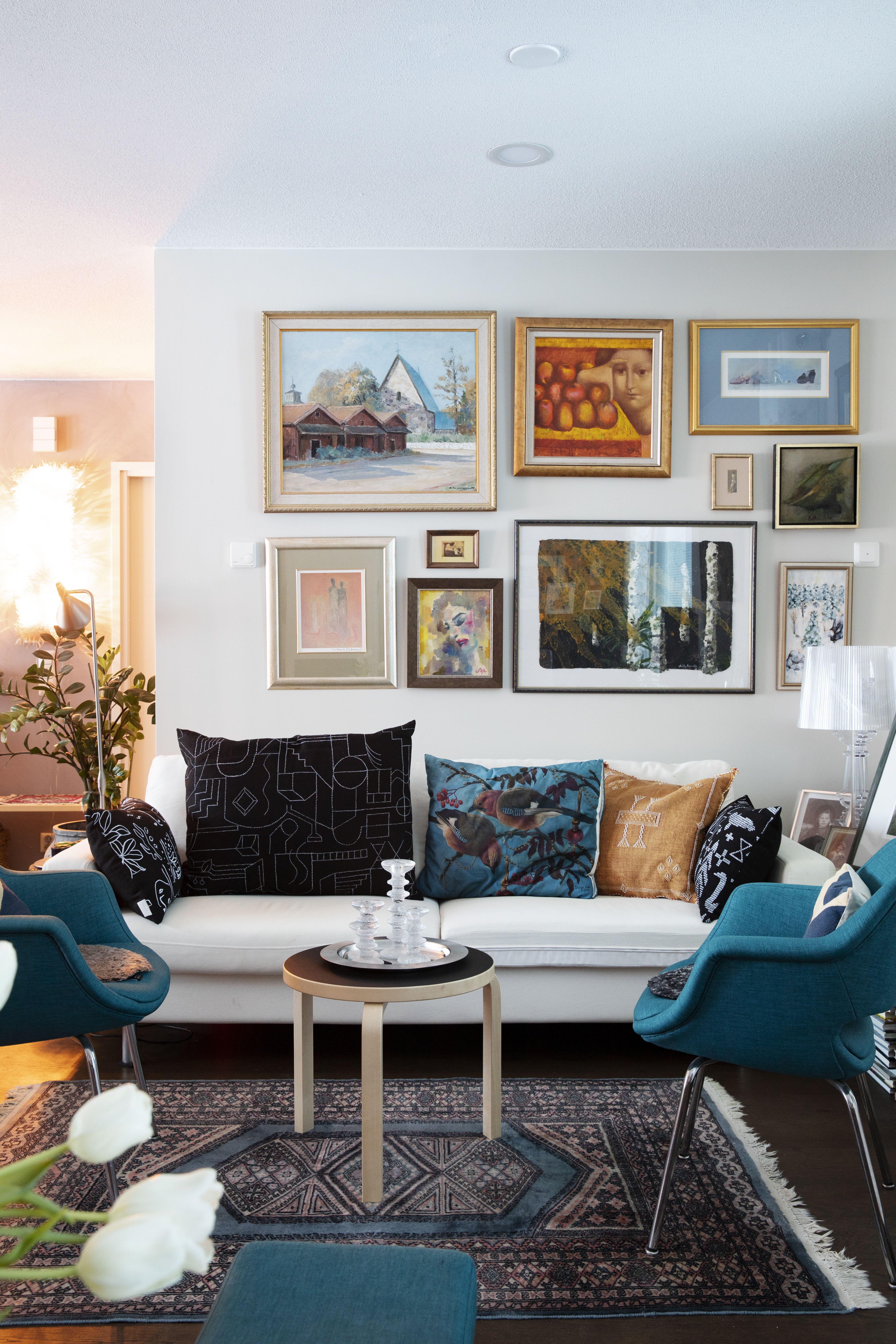 Kirsin rakkaus kuvataiteeseen näkyy olohuoneen seinillä. Vasemmalla ylhäällä Pyhän Katariinan kirkko, jonka hautausmaalla on perheen sukuhauta.