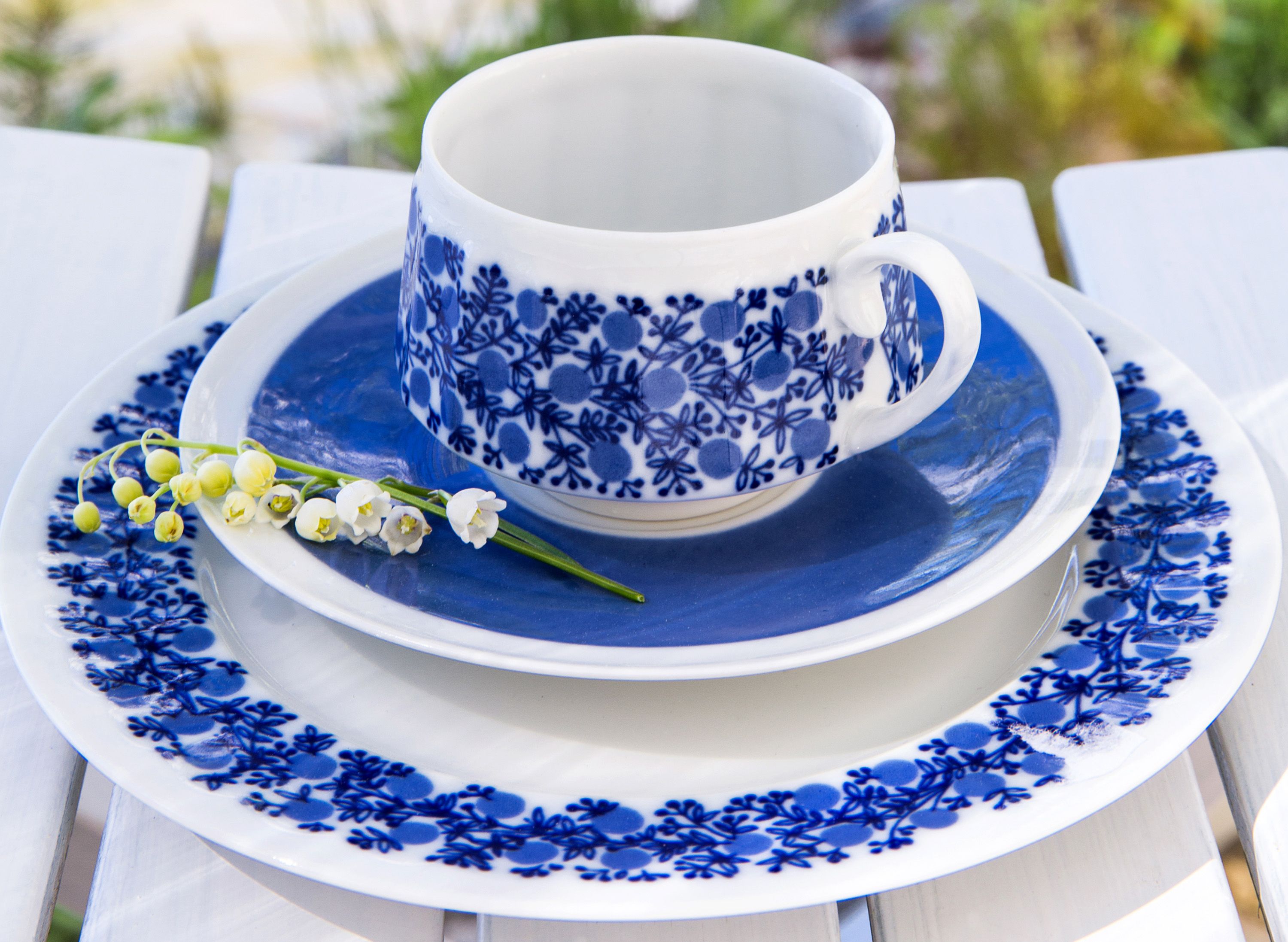 Rickhard Lindhin DG-malli ja Raija Uosikkisen Doria-koriste 60-luvulta. Kuppi 23 e, kakkulautanen 12 e. 