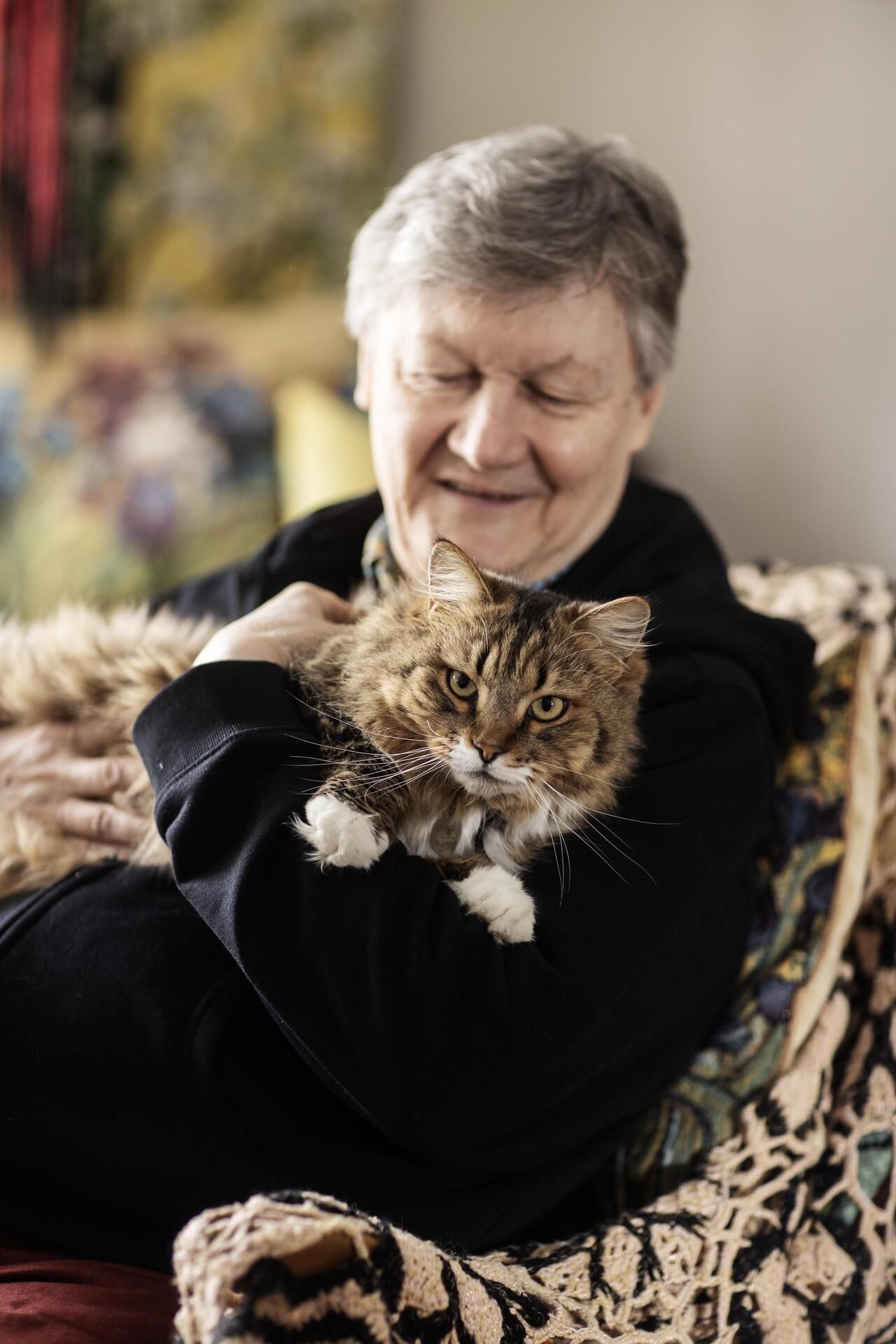 – Mimosa-tyttö, olet sinä niin söpö! Kaksio on juuri sopiva kahden ihmisen ja kahden kissan perheelle.