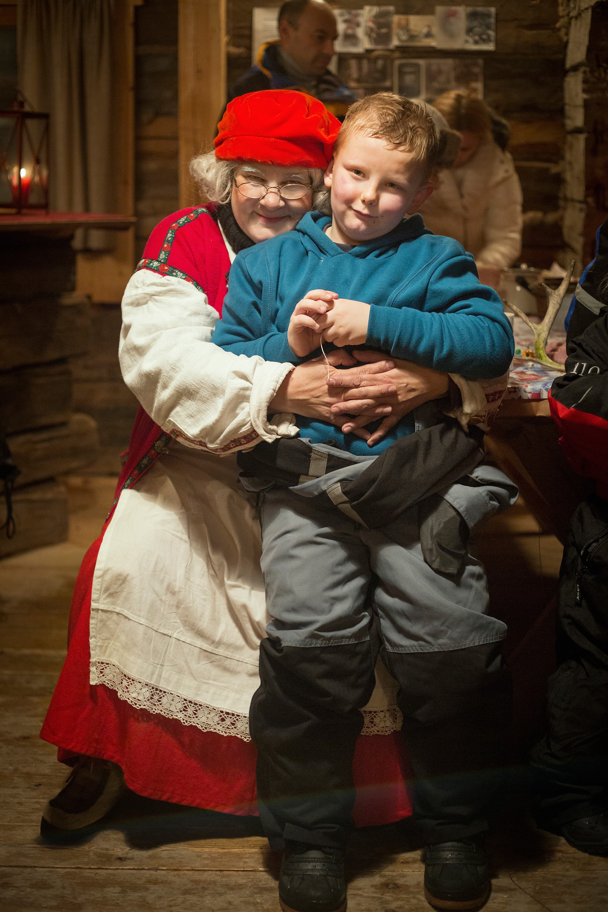 Aifie Robinson, 7, halusi itsensä kuvattavaksi joulupukin muorin sylissä.