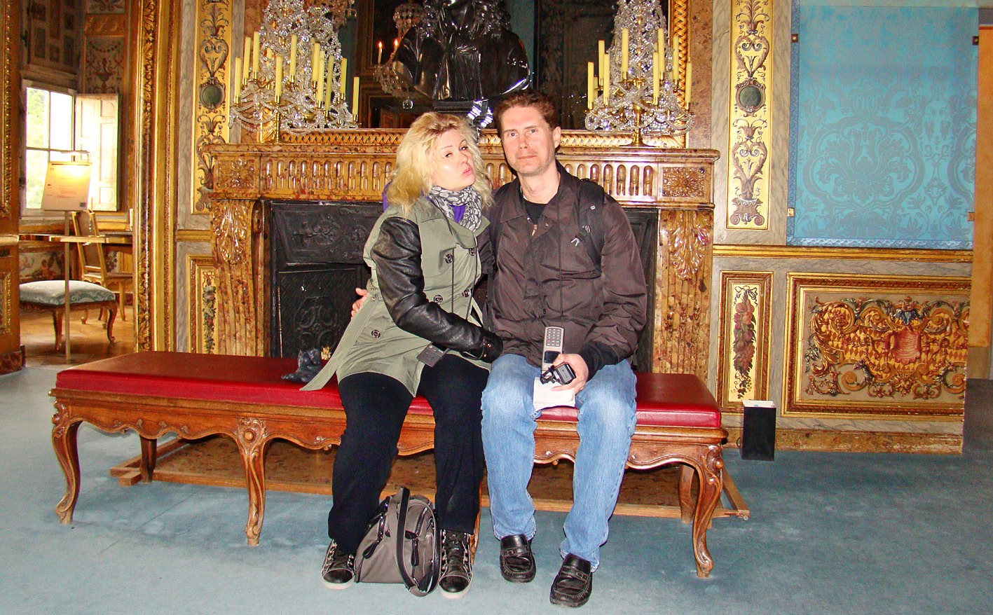 Pirita ja Mika Vaux-le-Vicomten linnassa Ranskassa. Linna näkyy Bond-elokuvassa Kuuraketti.