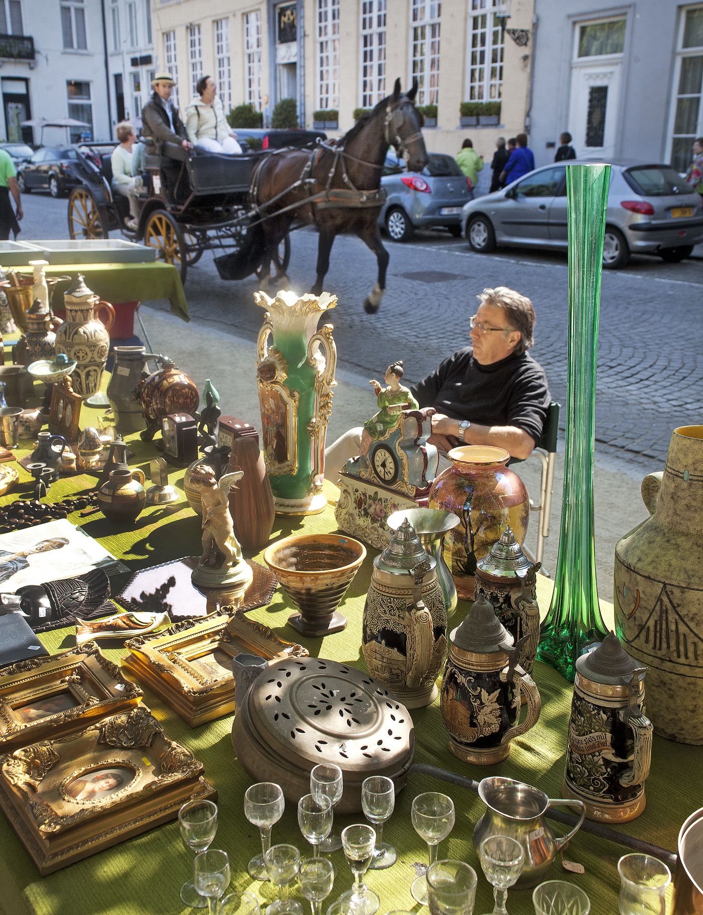 Bruggen antiikki- liikkeistä voi löytää hyvät tuliaiset. Leo Daghelinckx on kerännyt Dag & Zonne -antiikkikauppaansa niin paljon tavaraa, että liikkuminen sisällä vaatii tarkkaa navigointia. Viikonloppuisin kannattaa kurkistaa Dijver Straatin kirpputorille, jonne antiikkikauppiaat levittävät myyntikojunsa. Dag & Zonne, Langestraat 3.