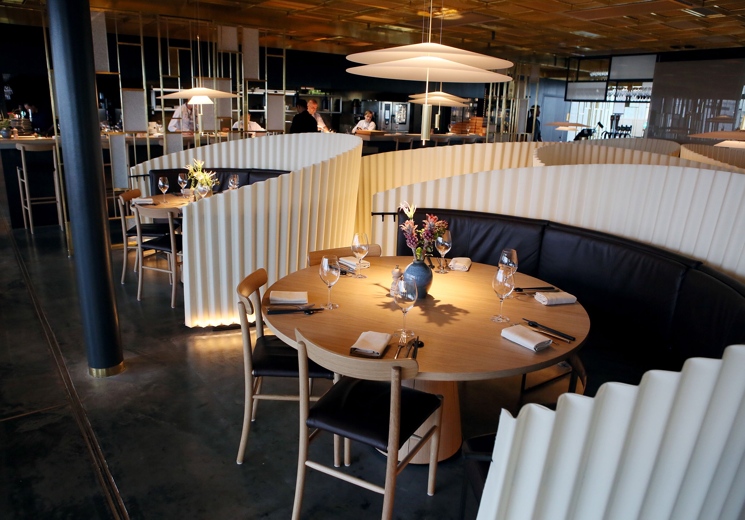 Takin sisustus on minimalistinen.