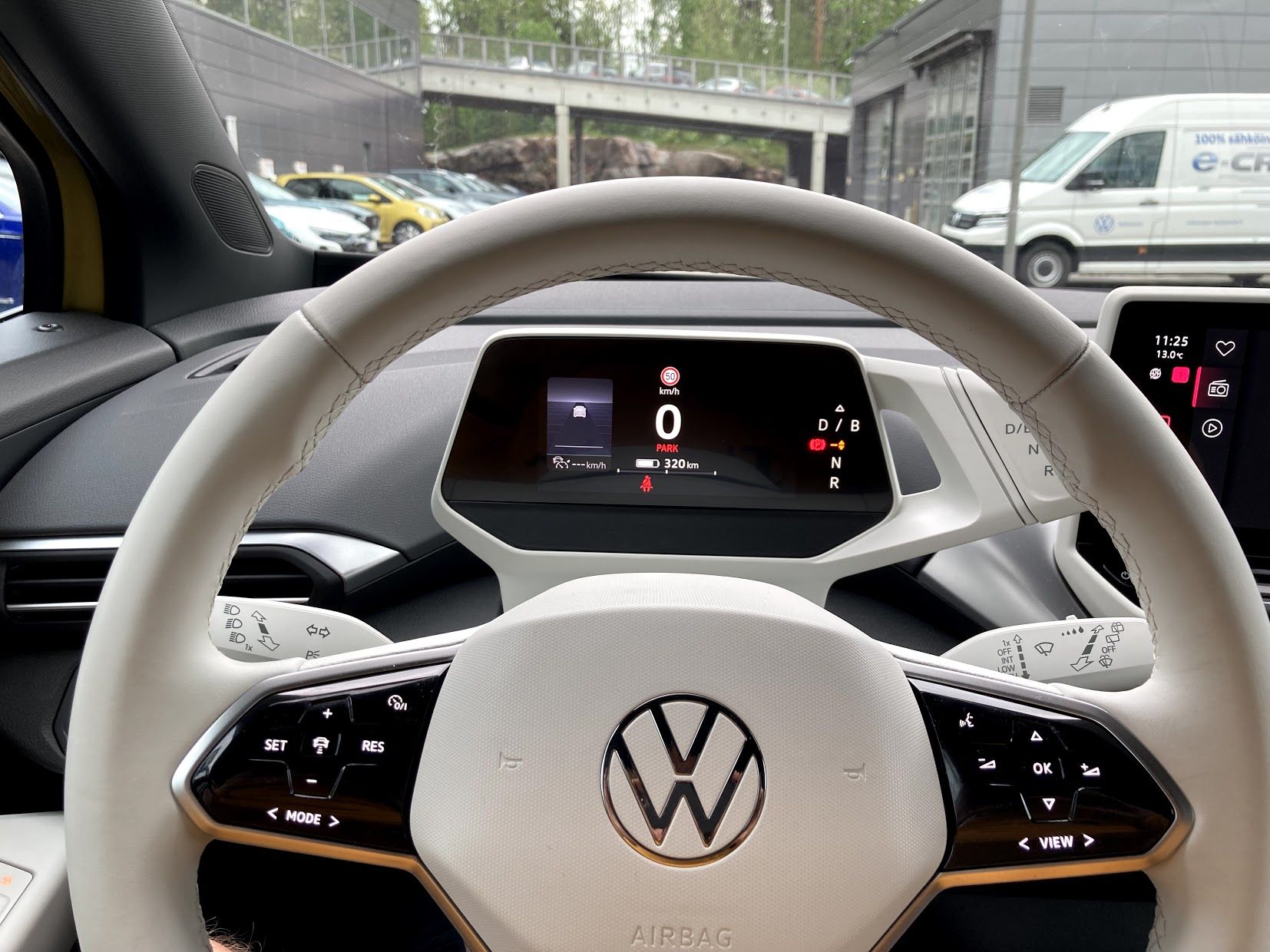 Vaihdevalitsin ja seisontajarru ovat pienen mittariston oikeassa reunassa.