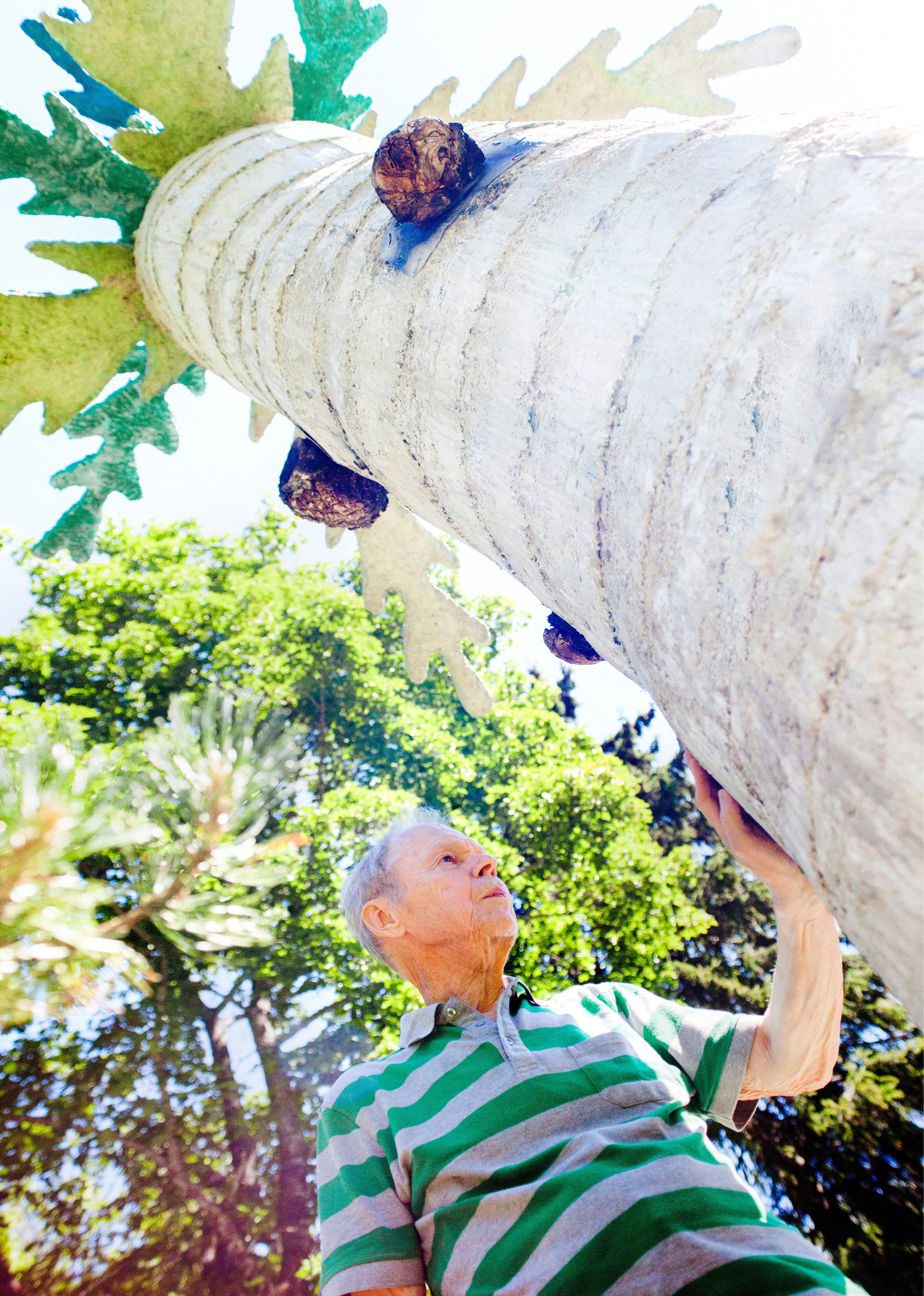 Raimo Flink teki betonipalmun kuolleiden ja sairastuneiden naapureidensa muistomerkiksi.