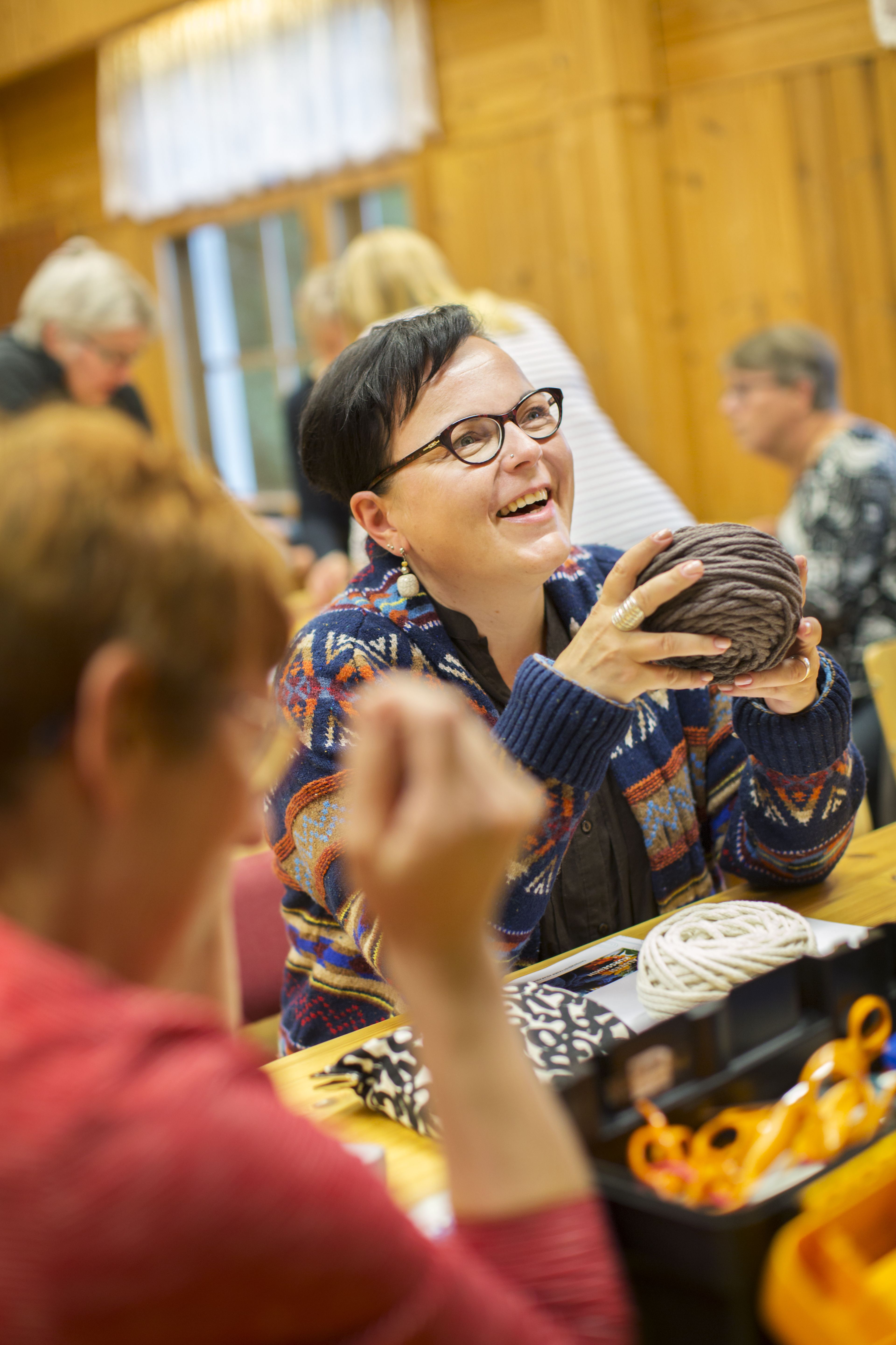 Titta Patina hurahti täysin makrameetekniikkaan. Tavoitteena on solmeilla riippumatto.