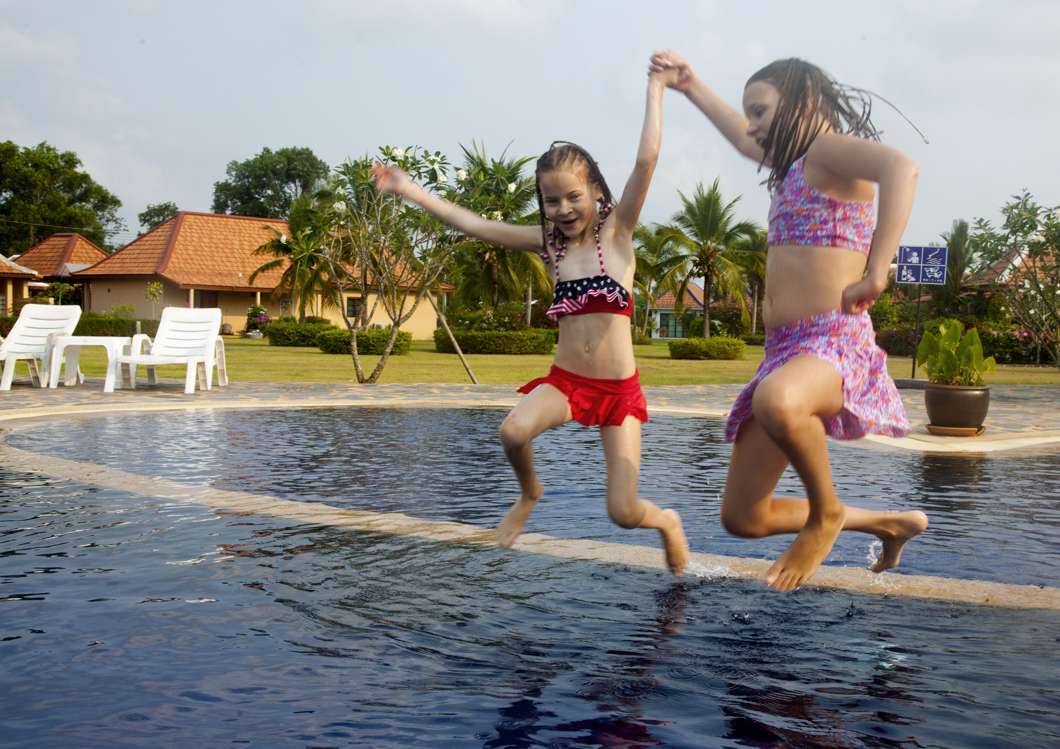 Kuukauden lomalla tytöt uivat yli 80 tunnin ajan.