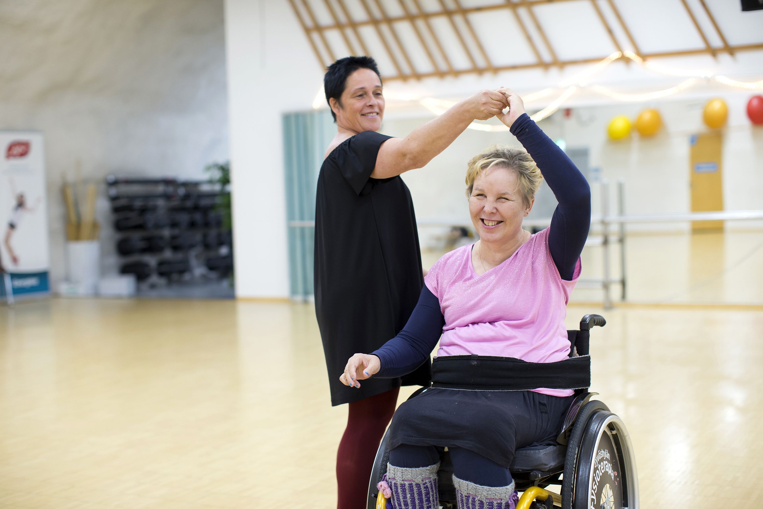 Sari Siekkeli pyörittää Teijaa viikon treeneissä.