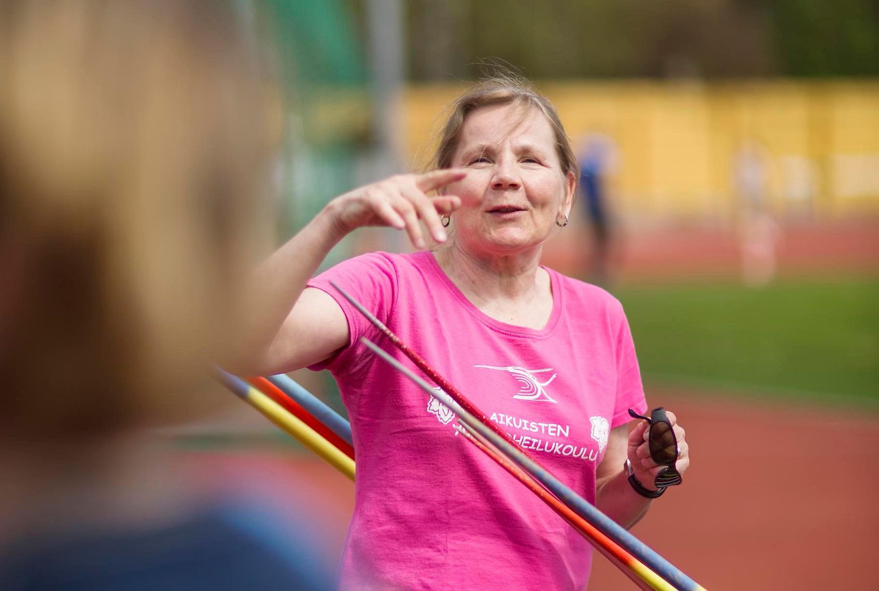 Maarit Varis pääsi kisapäivänä toimitsijaksi keihäspaikalle.