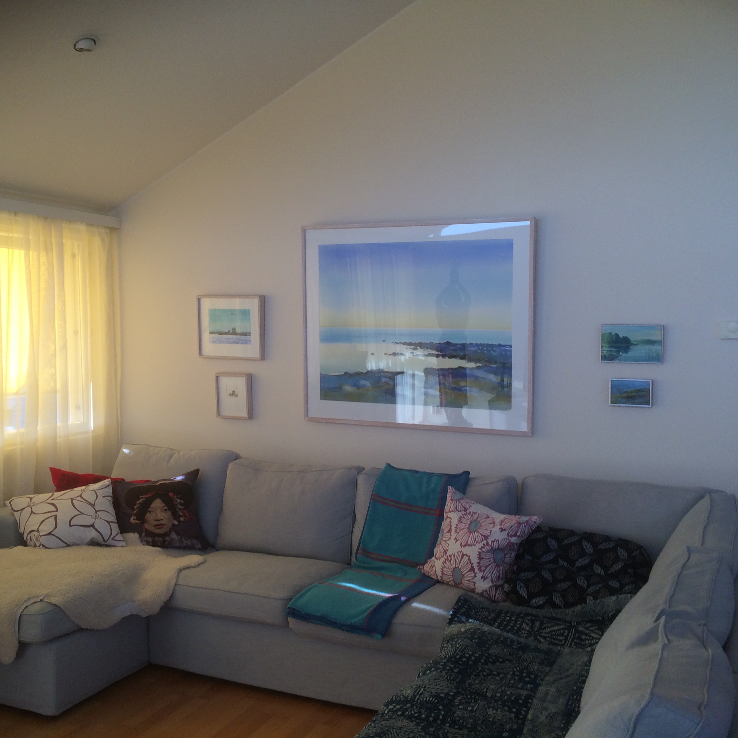 Yläkerrassa on ahvenanmaalaisen Kjell Ekströmin sinisävyisiä meriaiheisia tauluja.