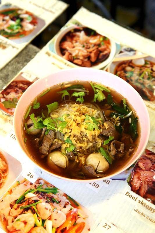 Katuruokakioskeissa ruoka on hyvää ja halpaa. Nautanuudelisoppa täyttää vatsan kolmella eurolla.