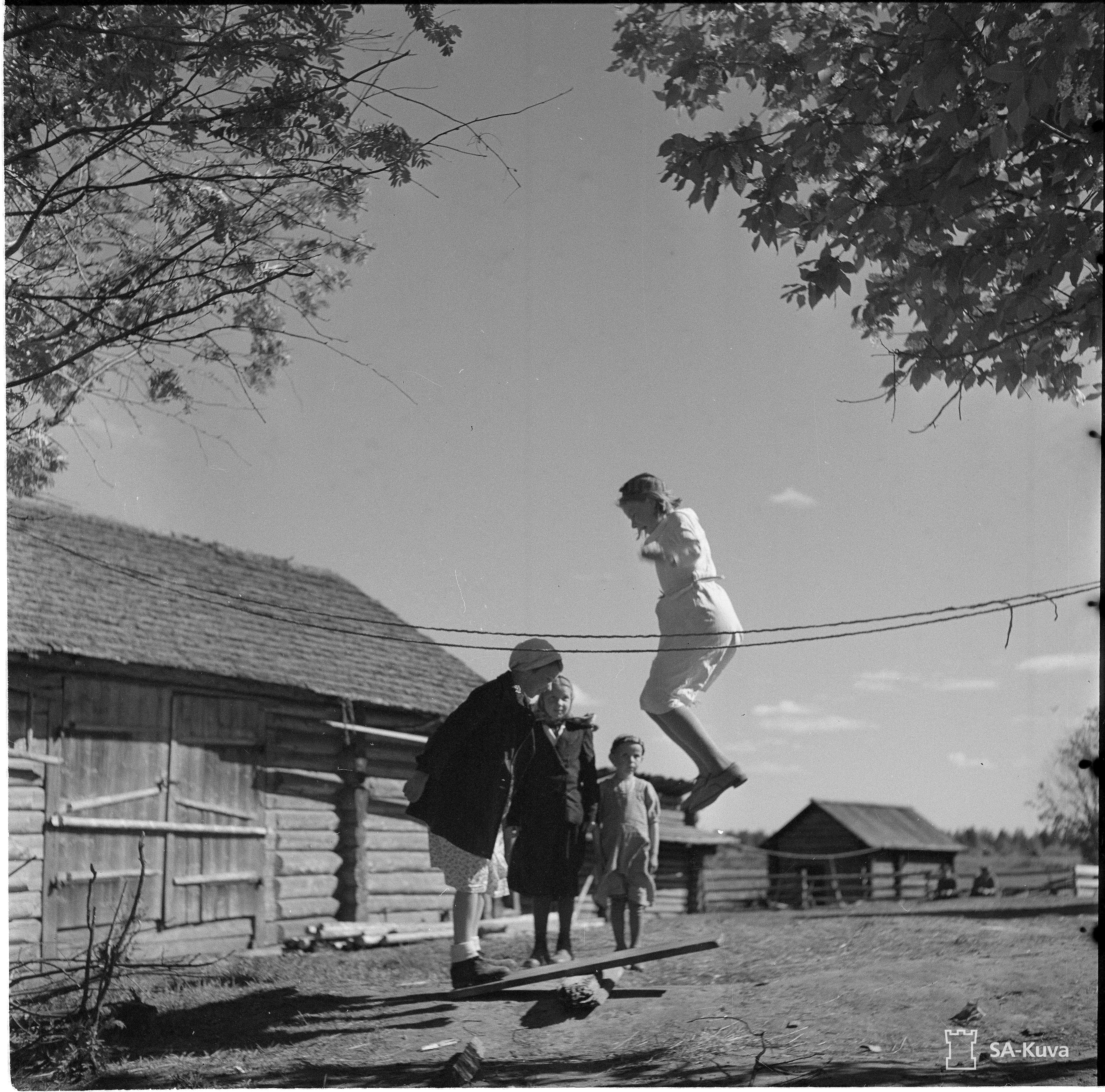 Lapset hyppylaudalla. Nurmoila 1942