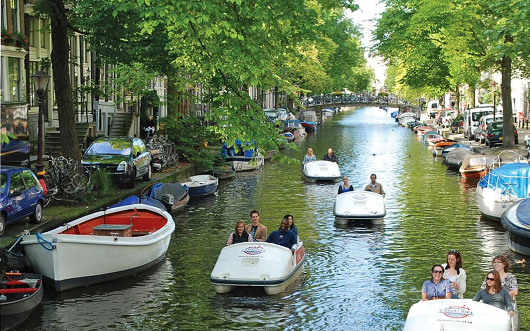 Amsterdamissa saa polku­veneen 1,5 tunniksi 8 eurolla.