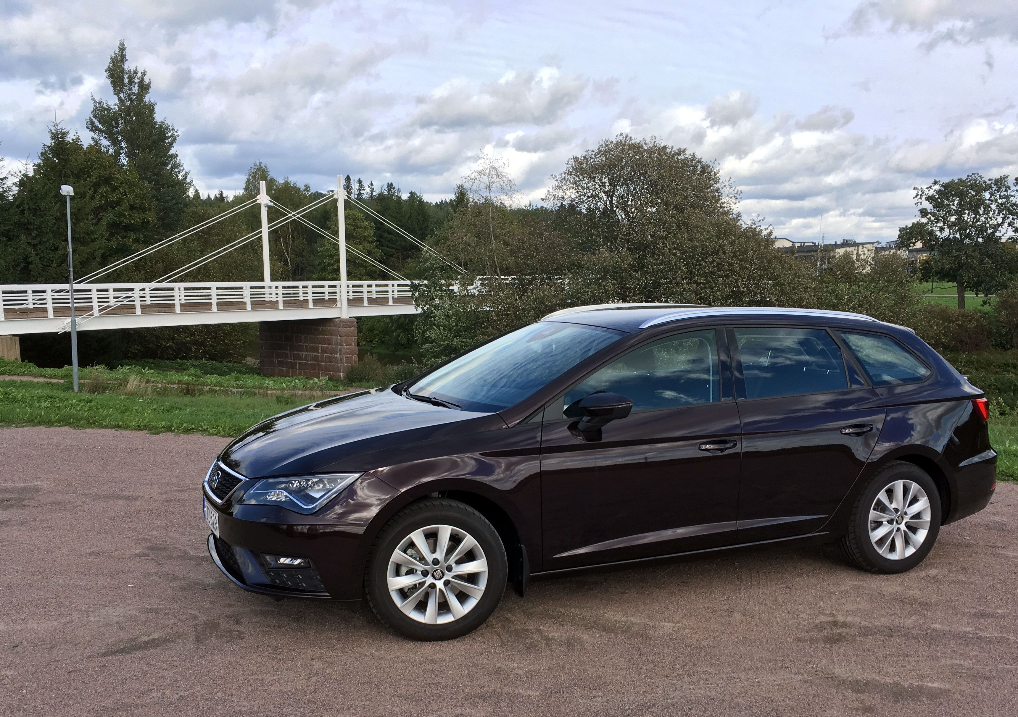 Seat Leon ST on perusperheauton farmariversio. TGI-merkintä kertoo, että voimanlähteeksi käy myös kaasu.