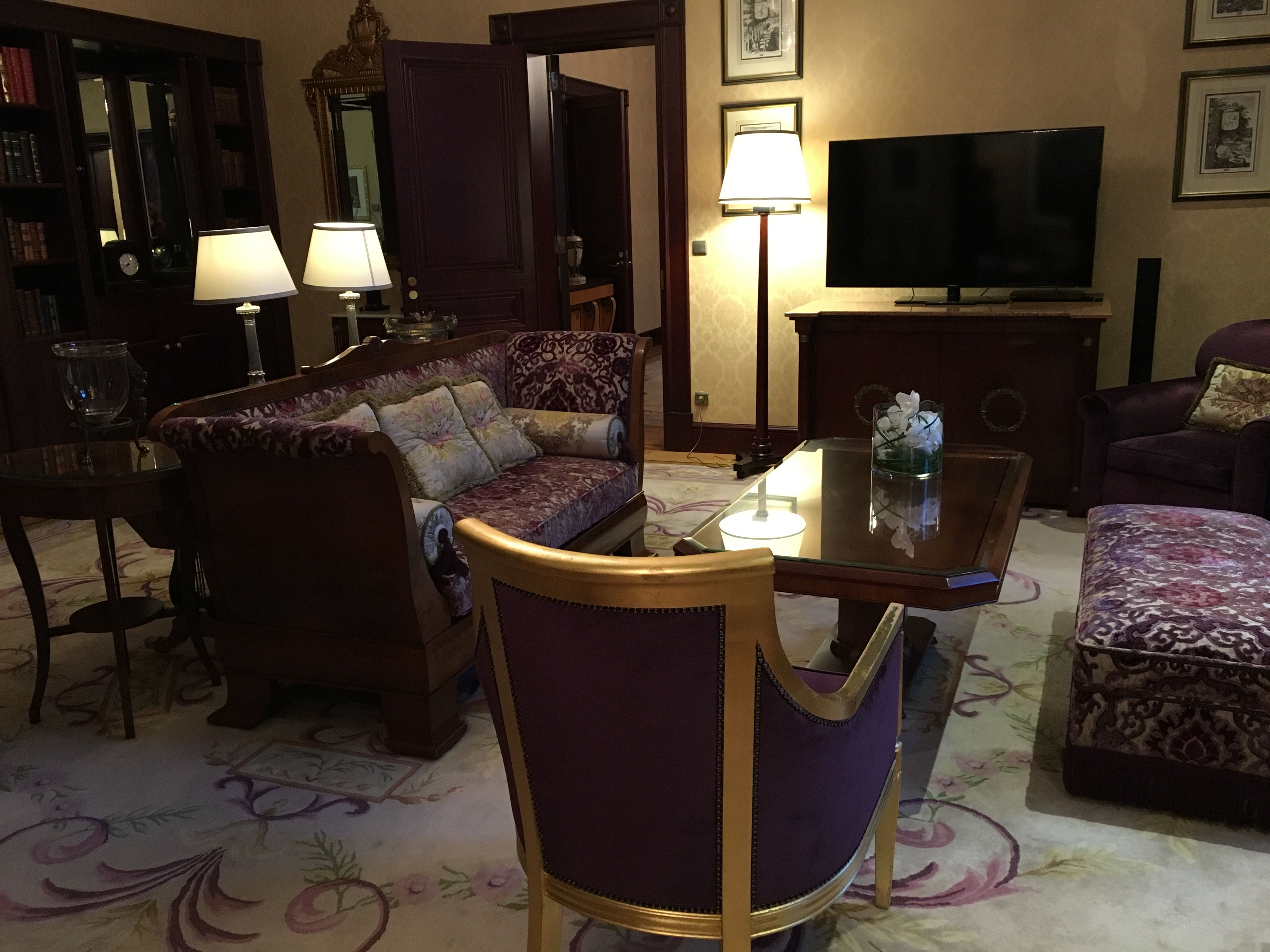 Hotelli Kämp perustettiin vuonna 1887 ja suljettiin 1960-luvulla. Hotelli avasi ovensa uudelleen vuonna 1999. Sviitin ensimmäisiä arvovieraita oli Yhdysvaltain ulkoministeri Madeleine Albright.