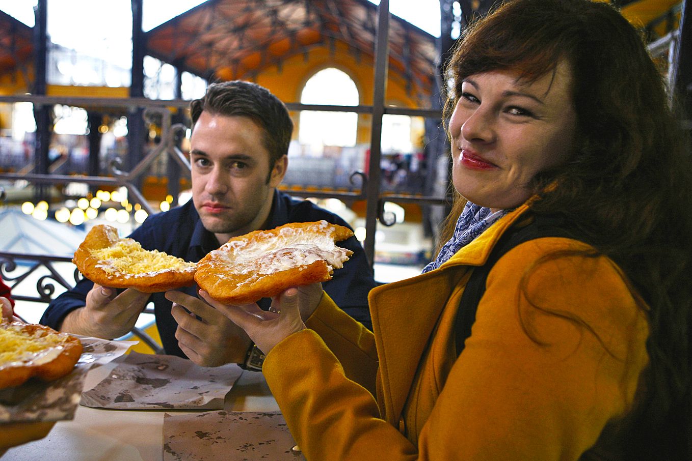 Kauppahallissa pitää maistaa langos-piirakkaa. 