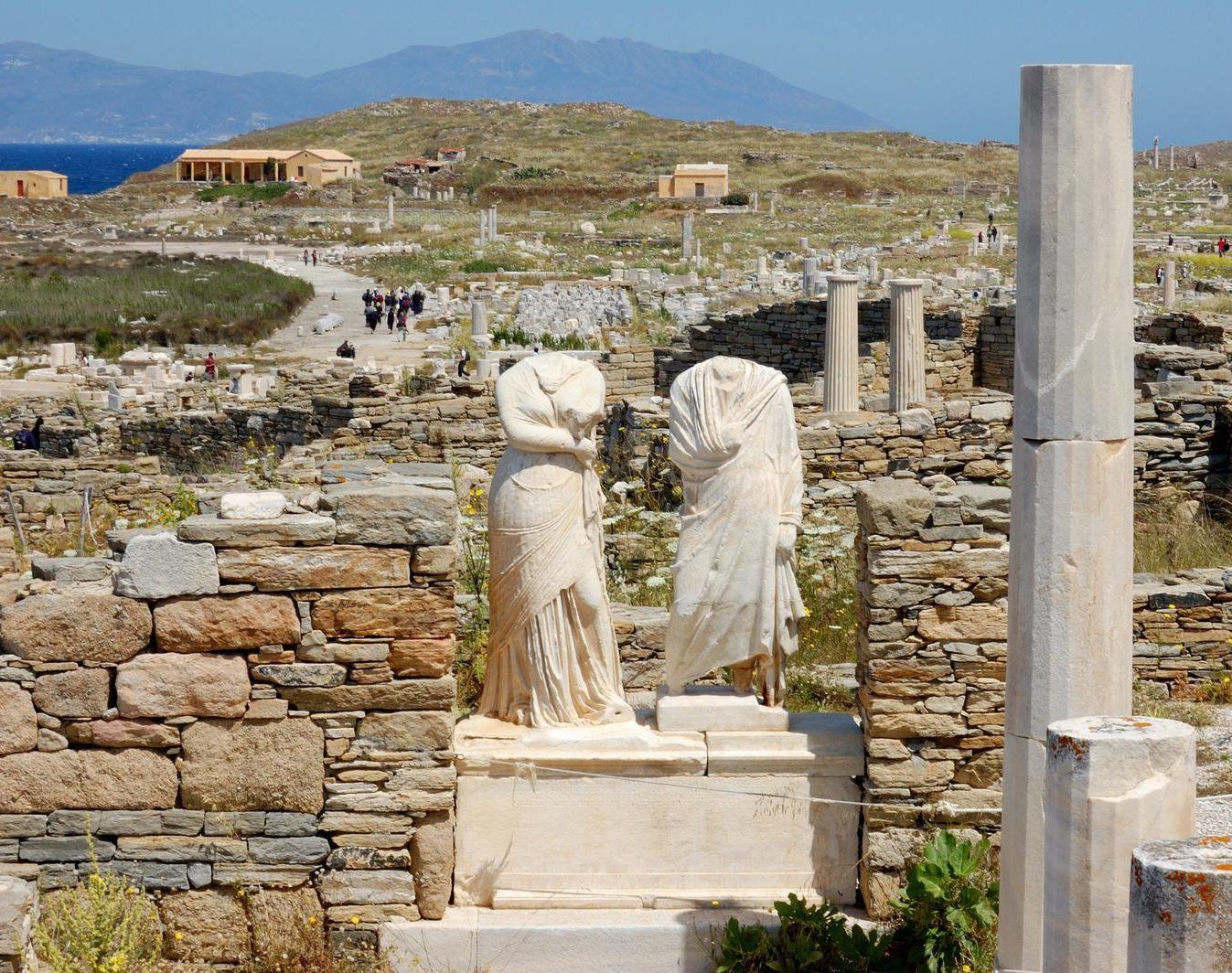 Jotkut Deloksen patsaat ovat alkuperäisten kopioita.