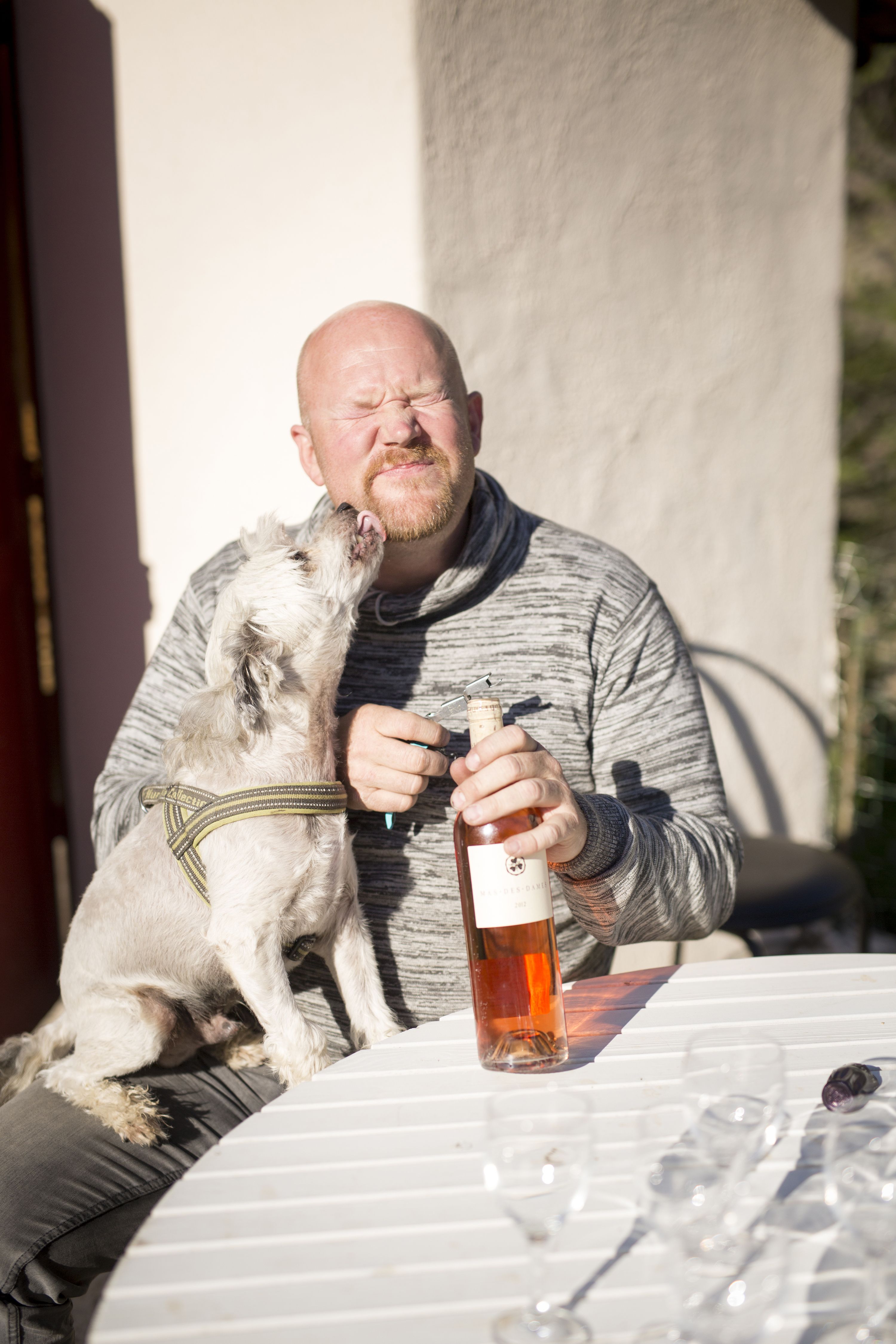 Illalla Magnus avaa läheiseltä viinitilalta hankitun roséviinin.