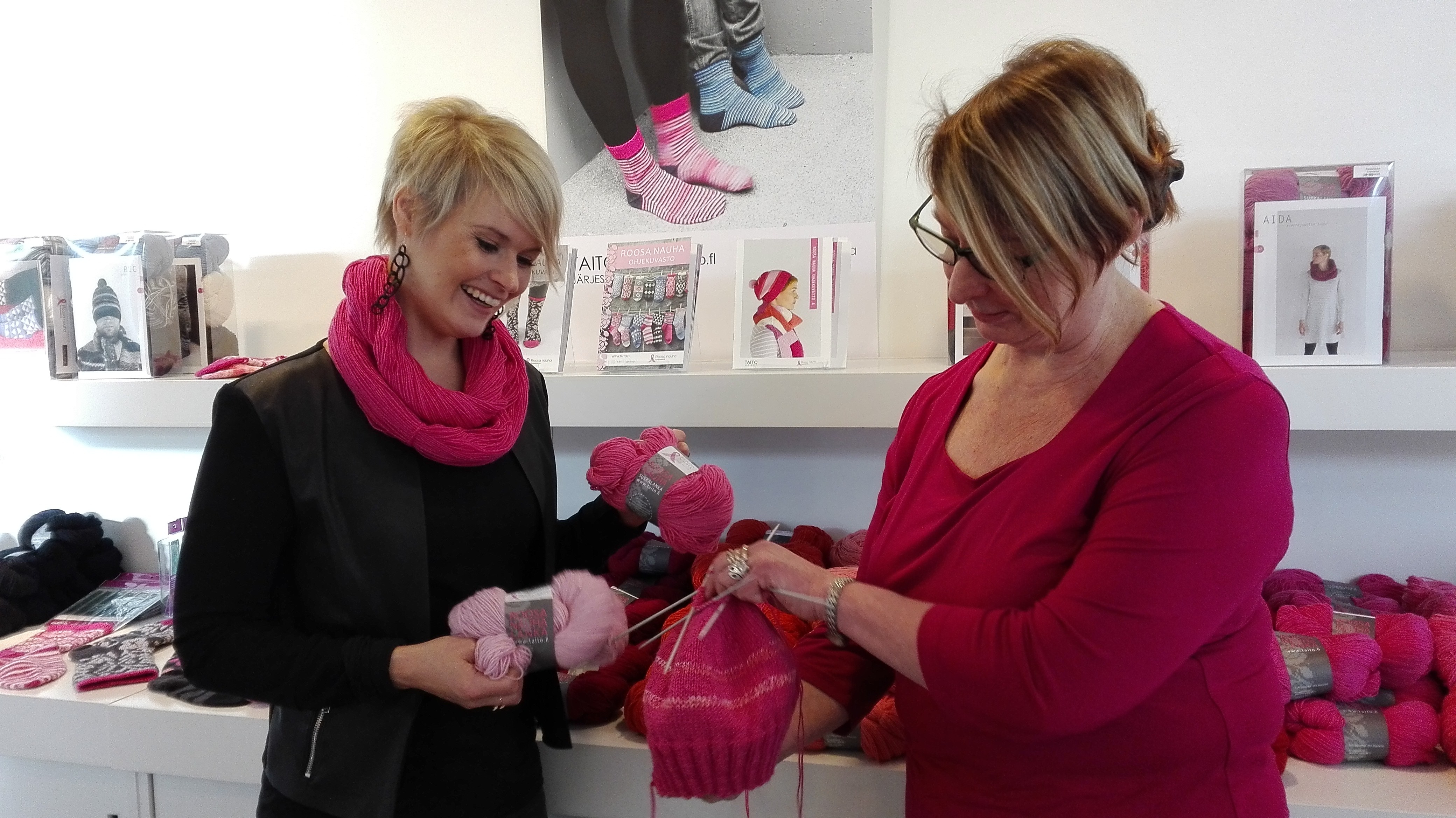 Kenkäverossa valmistaudutaan matsiin. Anne Pitkänen on lähdössä ensimmäistä kertaa elämässään jääkiekon SM-liigan peliin. Vyyhti kaulassa tietysti! Raija Kääriäisellä pelipipo jo loppusuoralla.