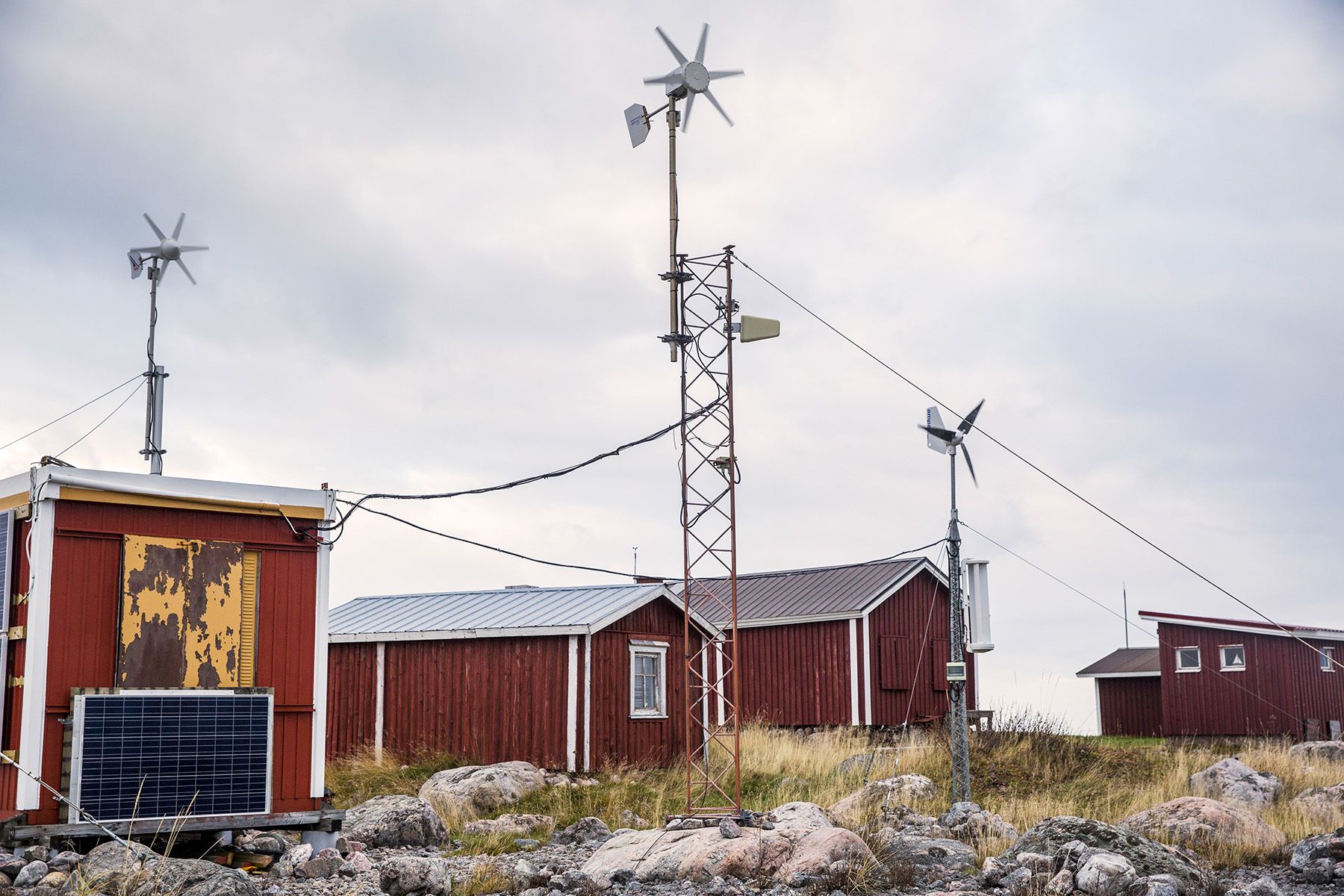 Ulkokallan sääasema on perustettu 1882. Uusinta tekniikkaa täydentävät Esa Pirkolan ja muiden jäänmittaajien piirtämät kartat.