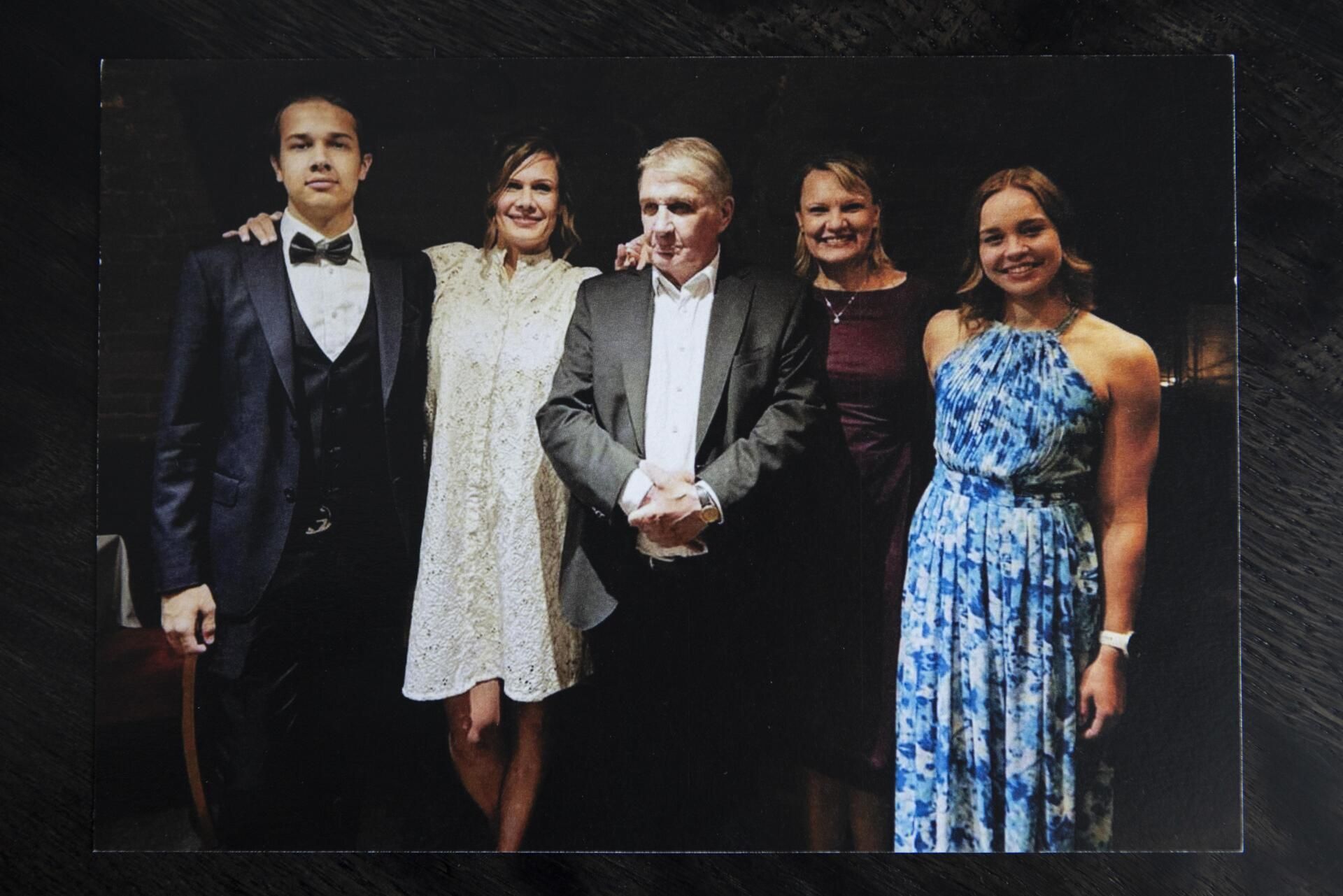 Seppo (kesk.) ja hänen vieressään vasemmalla tytär Johanna poikansa Akselin kanssa. Oikealla tytär Tiina ja hänen tyttärensä Sara.